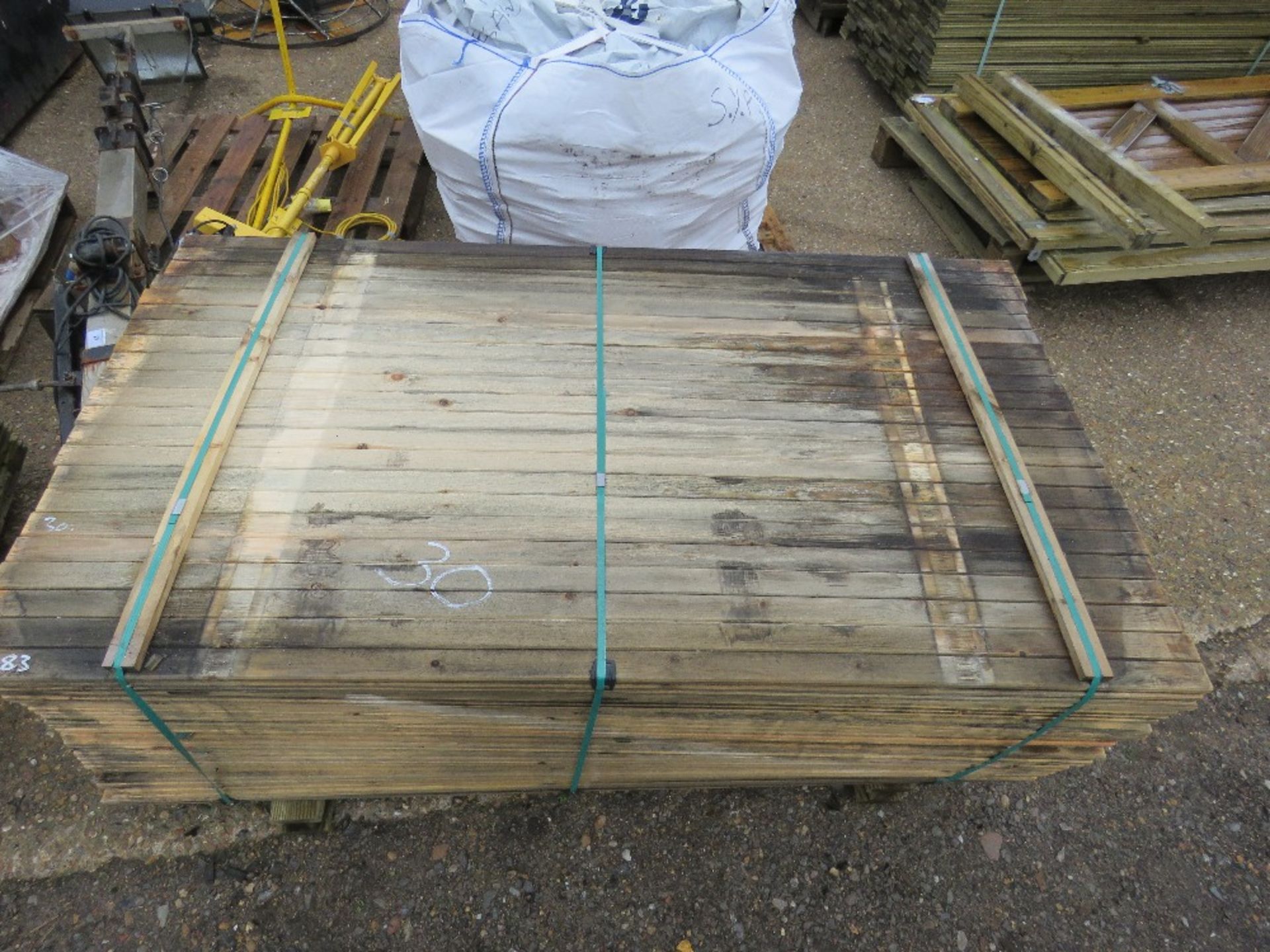 LARGE PACK OF VENETIAN UNTREATED FENCING SLATS 1.83M X 5CM APPROX. - Image 3 of 3