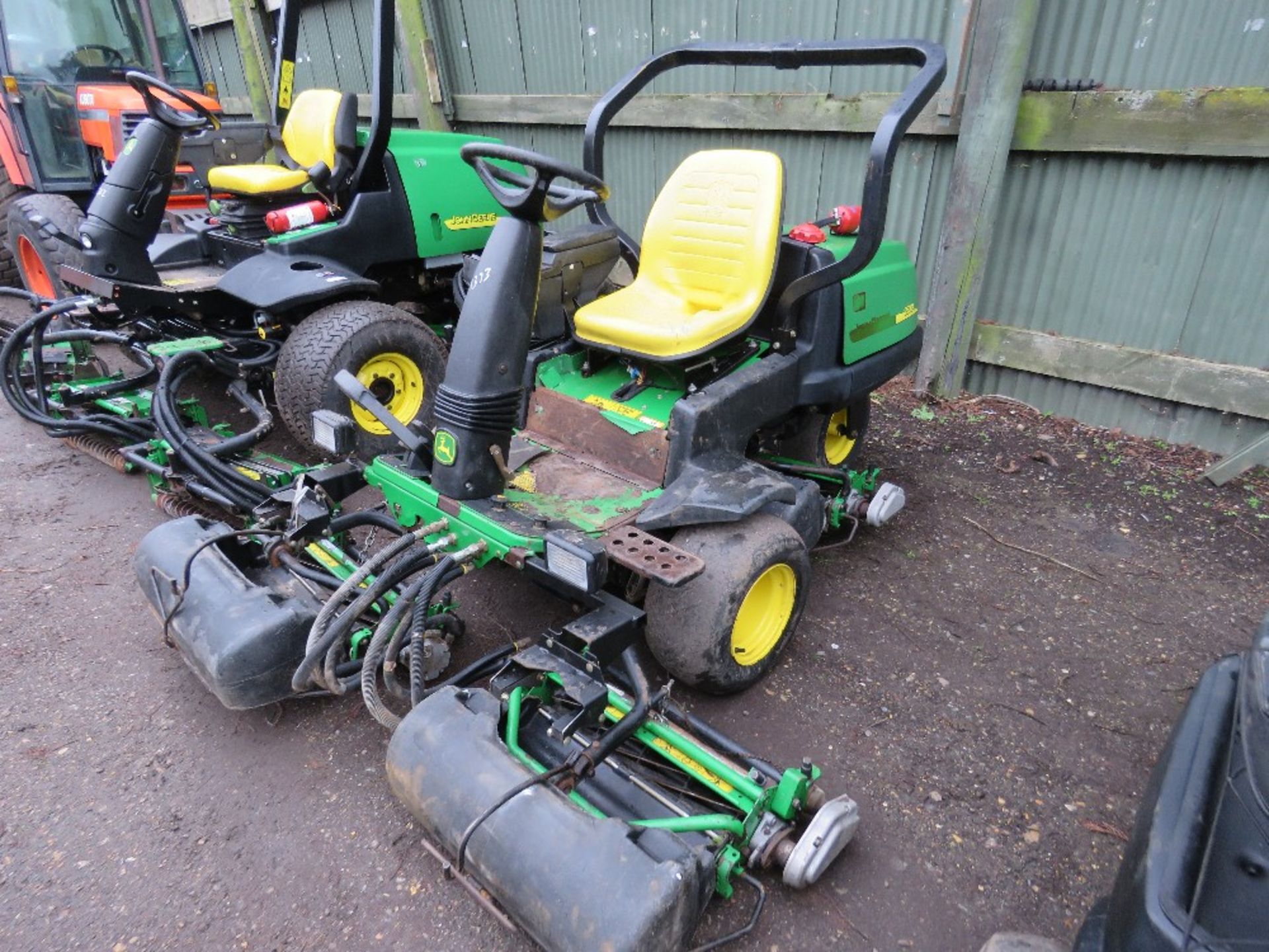 JOHN DEERE 2500A 3 WHEELED GREENS MOWER WITH COLLECTION BOXES. YEAR 2005 BUILD. - Image 2 of 8