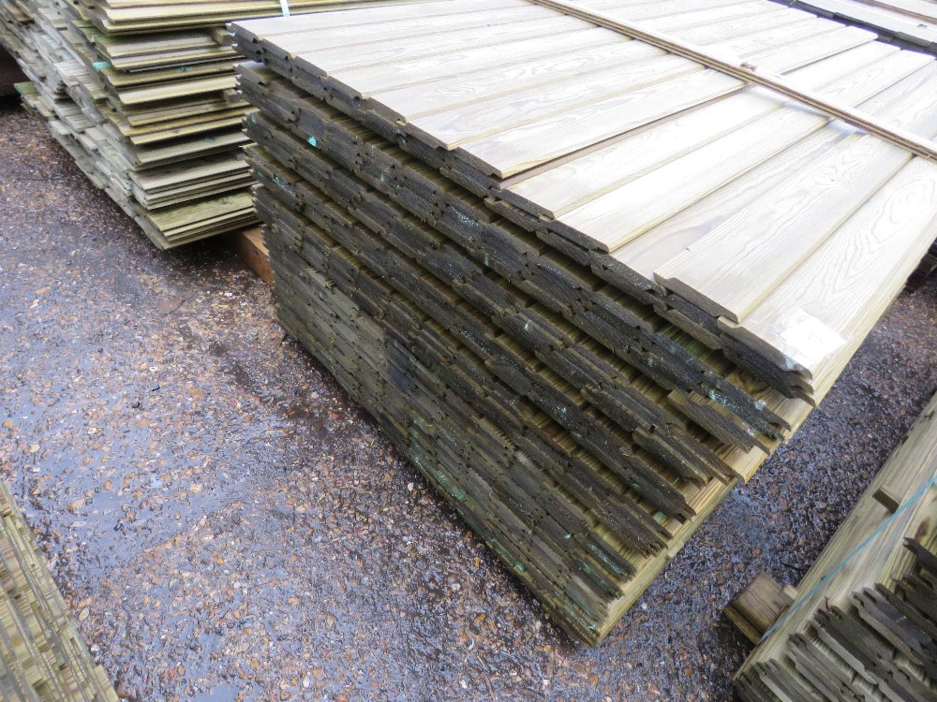 LARGE PACK OF SHIPLAP FENCE CLADDING TIMBER. 1.55M LENGTH X 10CM WIDTH APPROX. - Image 2 of 2