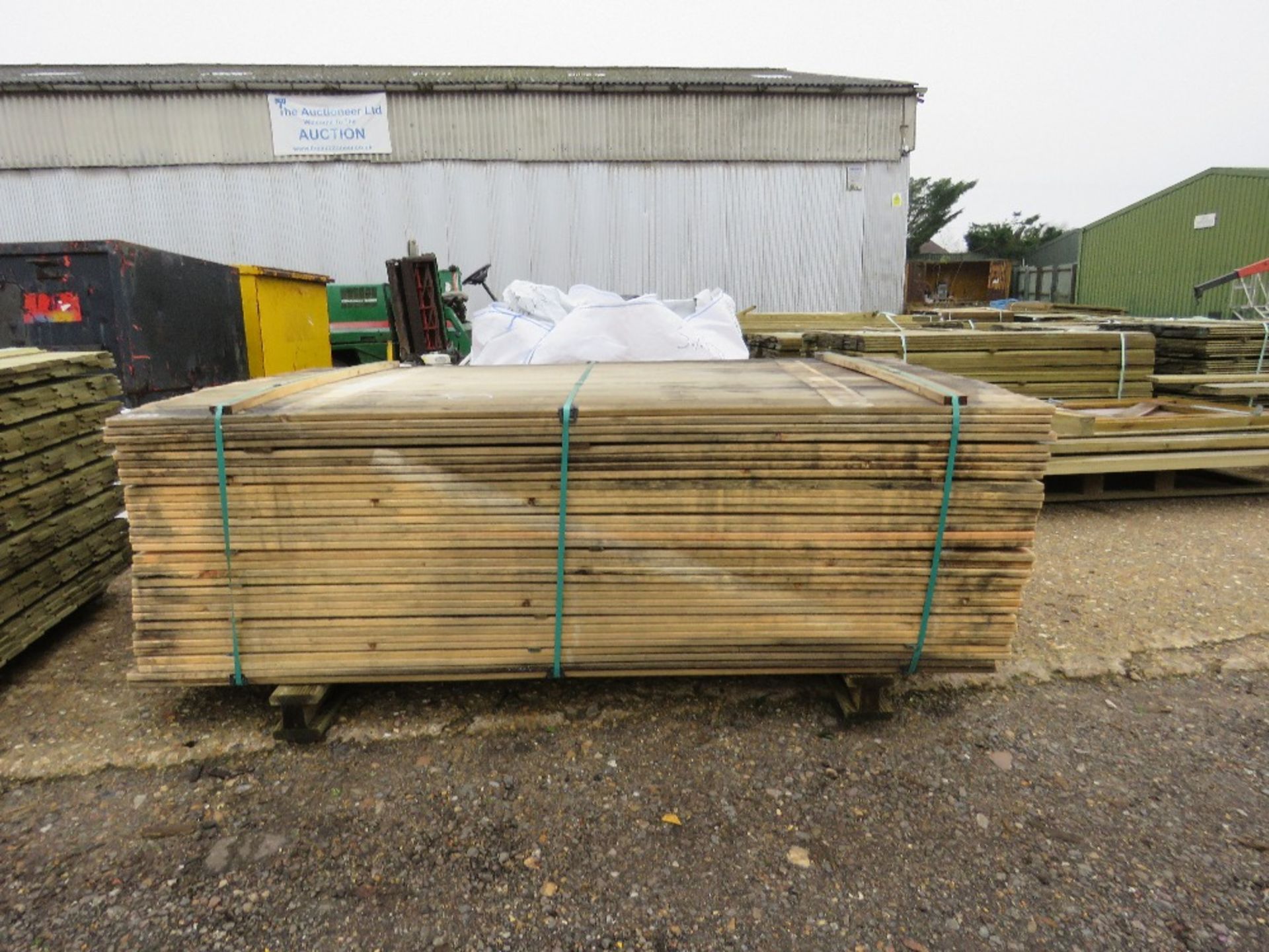 LARGE PACK OF VENETIAN UNTREATED FENCING SLATS 1.83M X 5CM APPROX.