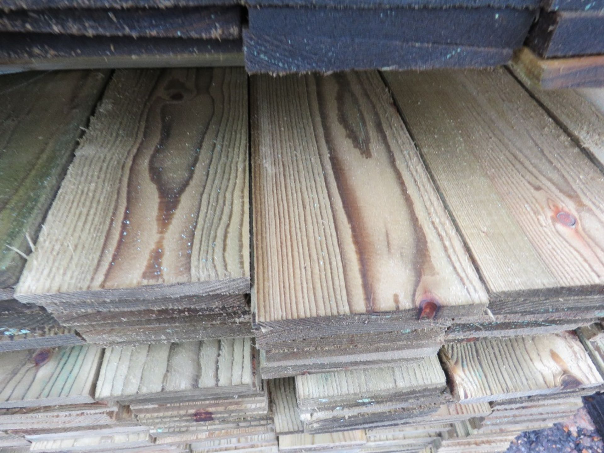PACK OF TREATED FEATHER EDGE FENCE CLADDING BOARDS. 1.5M X 10CM APPROX. - Image 5 of 5