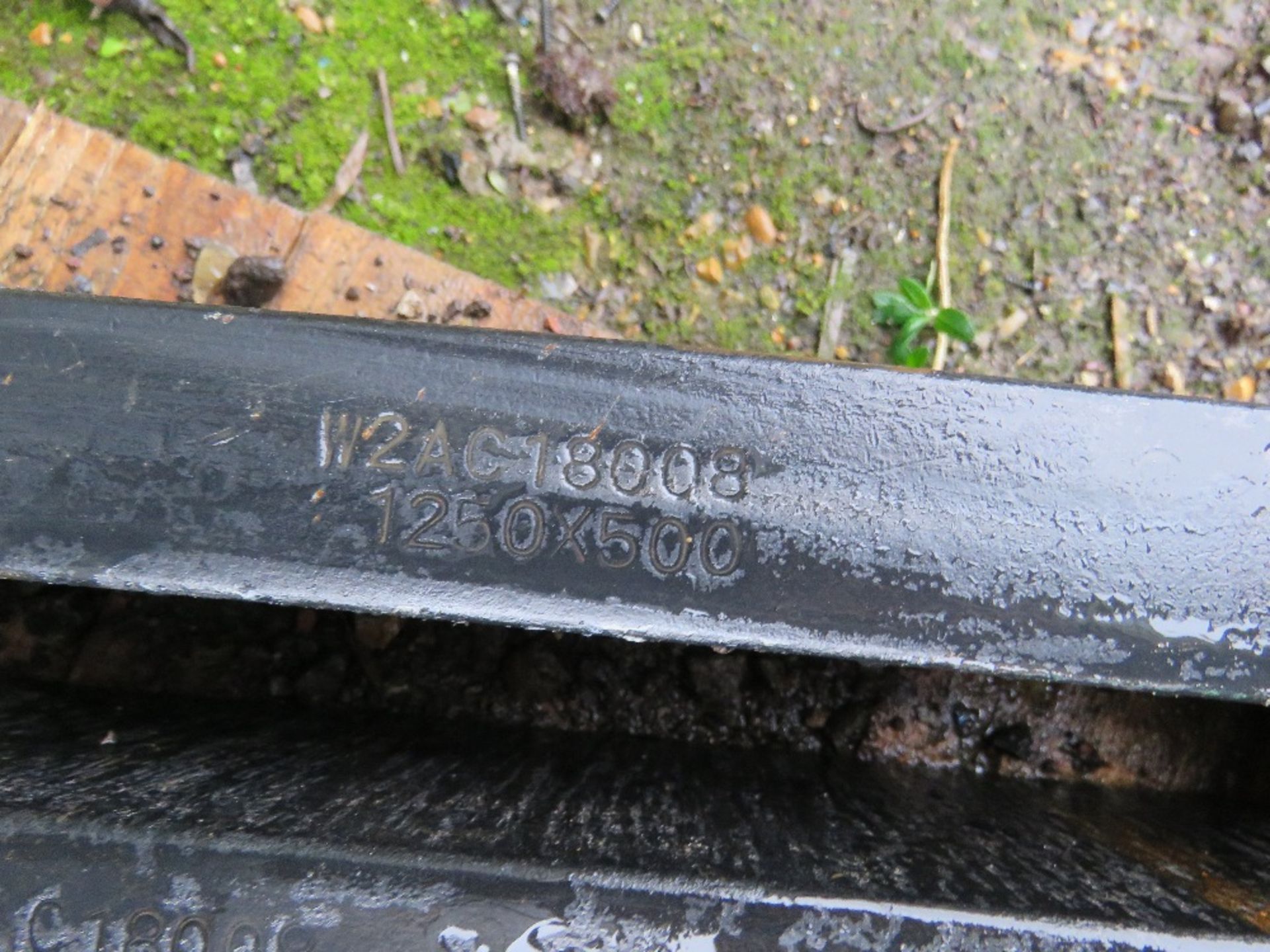 LONG SET OF FORKLIFT TINES, LITTLE SIGN OF USE. 1250X500 SIZE, SMALL CARRIAGE FITTING (16" APPROX) - Image 2 of 3