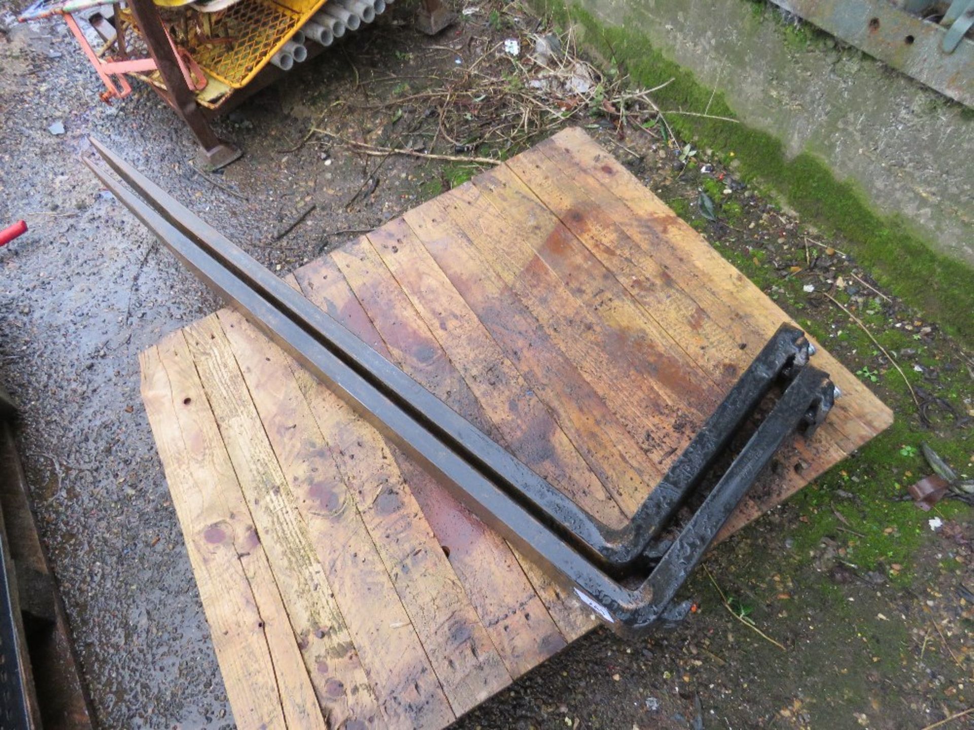 LONG SET OF FORKLIFT TINES, LITTLE SIGN OF USE. 1250X500 SIZE, SMALL CARRIAGE FITTING (16" APPROX) - Image 3 of 3