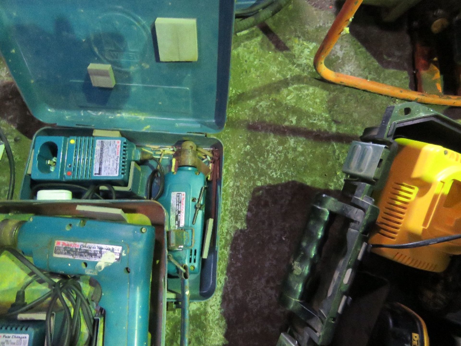 DEWALT BATTERY DRILL PLUS 2 X MAKITA BATTERY DRILLS. - Image 3 of 3