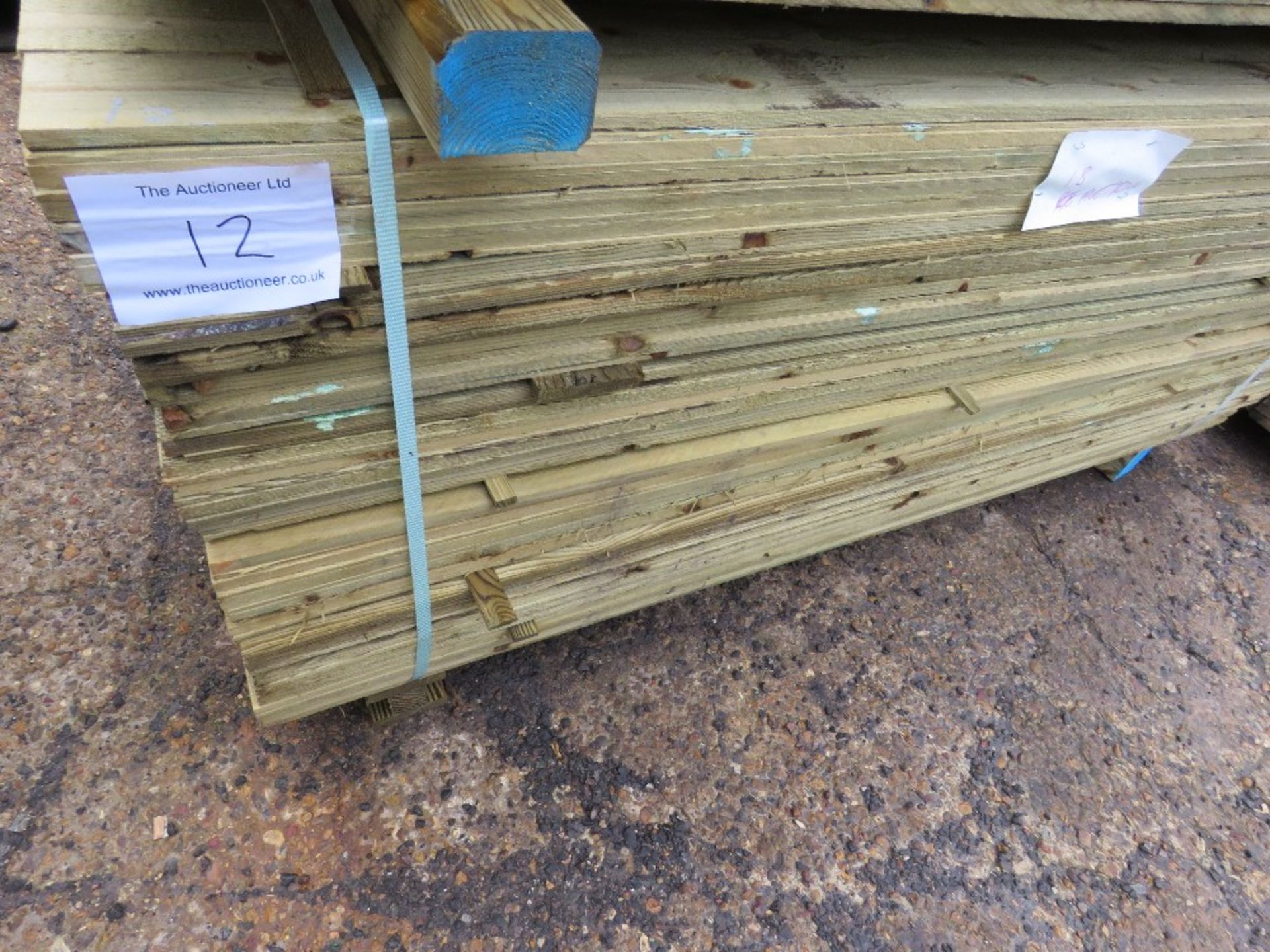 LARGE PACK OF TREATED FEATHER EDGE FENCE CLADDING TIMBERS. 1.8M X 10CM WIDTH APPROX. - Image 5 of 5