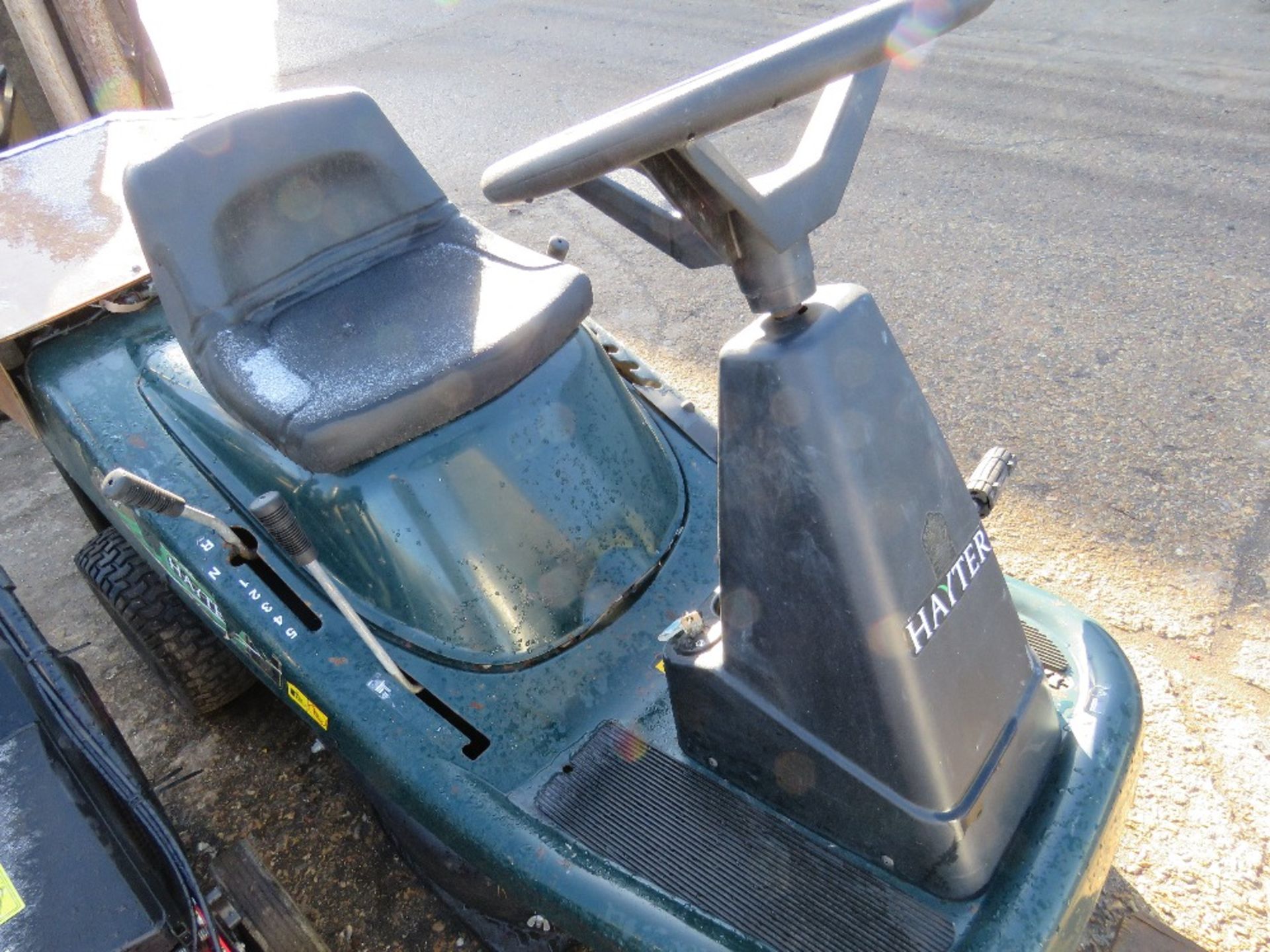 HAYTER RIDE ON MOWER WITH COLLECTOR. WHEN TESTED WAS SEEN TO DRIVE AND BLADES TURNED. - Image 3 of 3