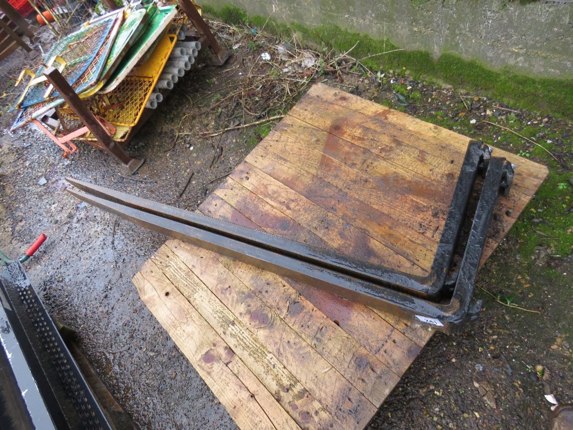 LONG SET OF FORKLIFT TINES, LITTLE SIGN OF USE. 1250X500 SIZE, SMALL CARRIAGE FITTING (16" APPROX)