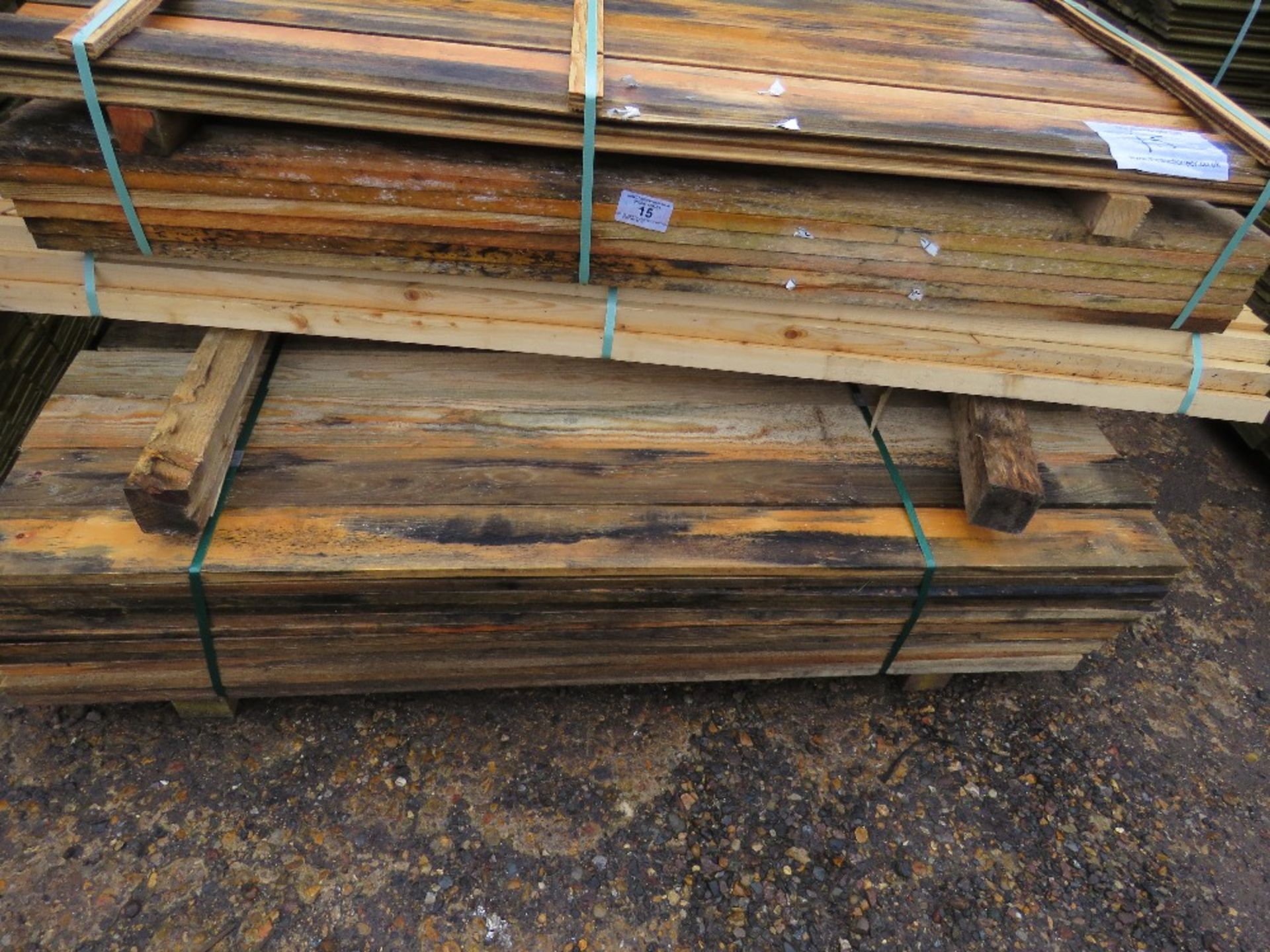 PALLET OF ASSORTED UNTREATED FENCING BOARDS AND TIMBERS. - Image 3 of 5