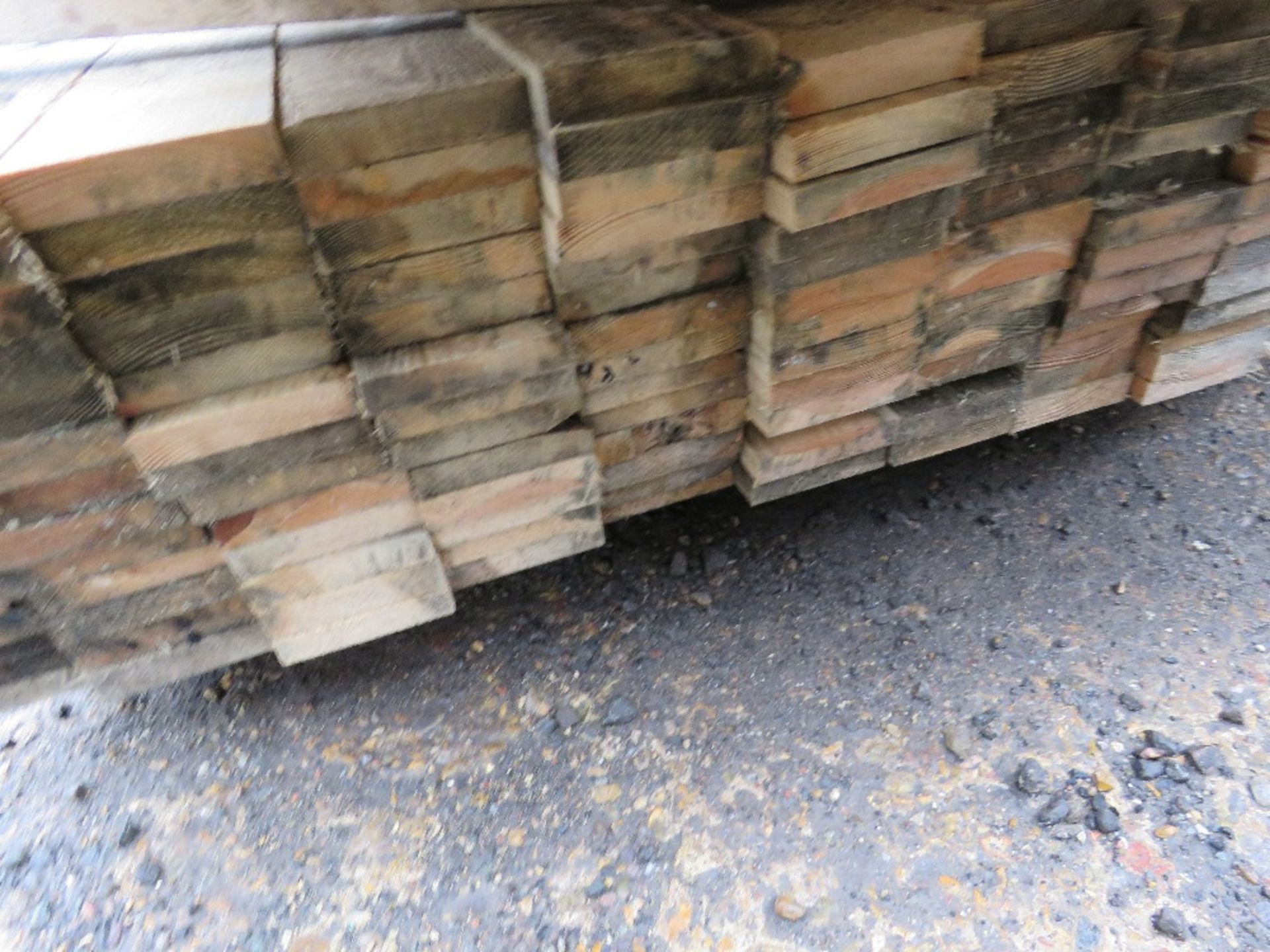 PALLET OF ASSORTED UNTREATED FENCING BOARDS AND TIMBERS. - Image 5 of 5