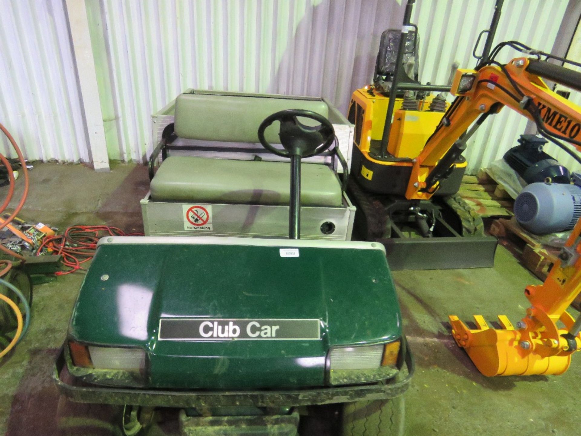 CLUBCAR BATTERY POWERED BUGGY WITH CHARGER. WHEN TESTED WAS SEEN TO RUN AND DRIVE. - Image 3 of 4