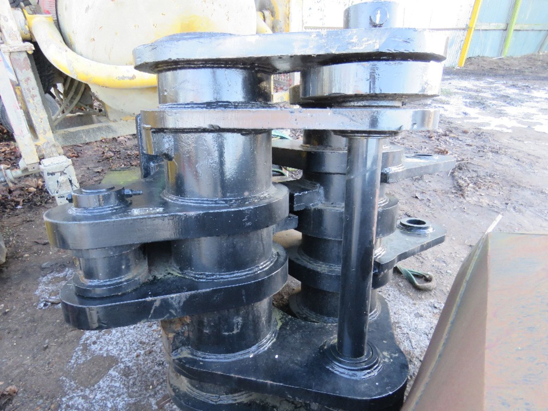 LARGE SIZED MUNCHER JAWS FOR EXCAVATOR ON 90MM PINS. - Image 2 of 4