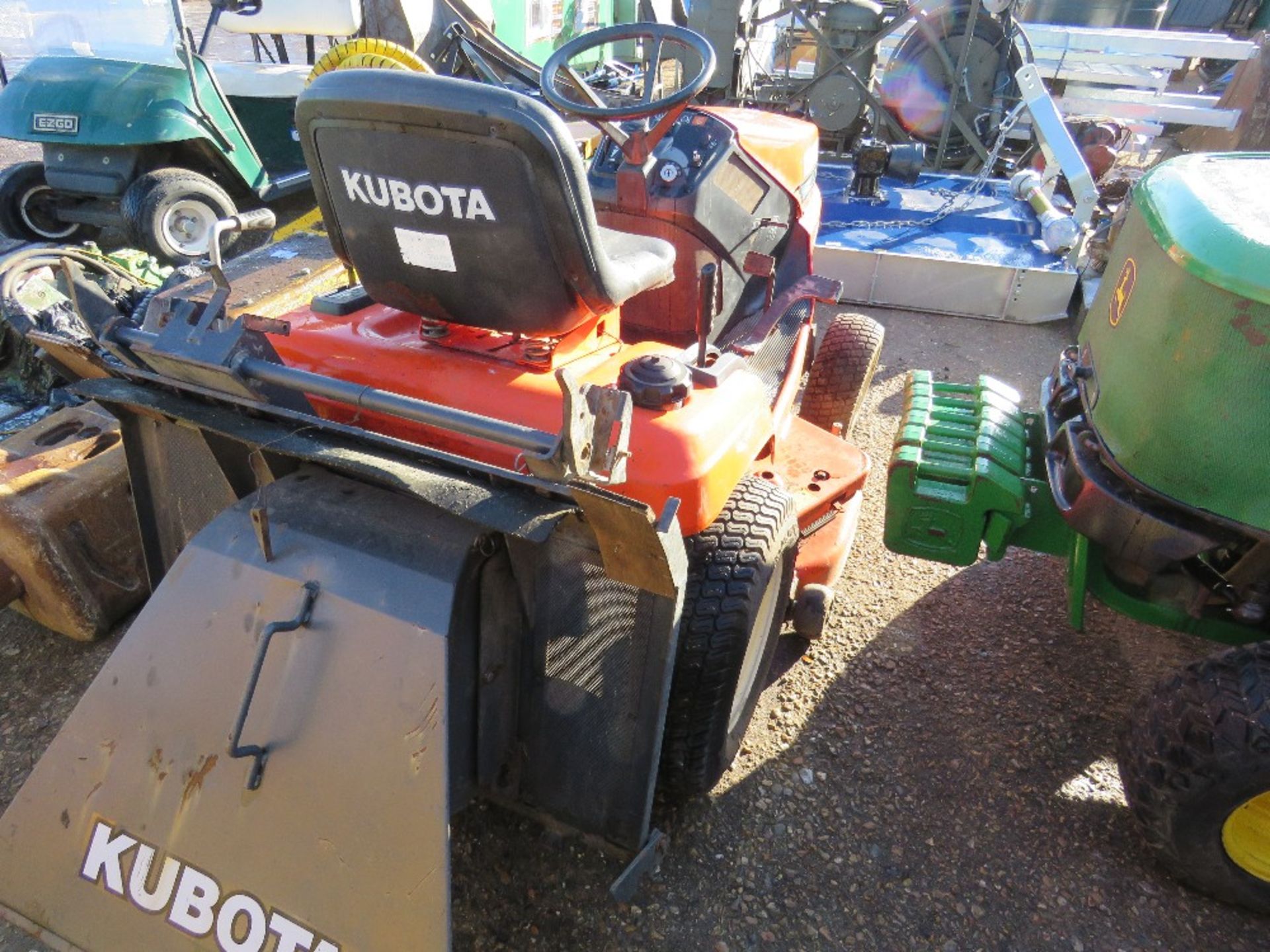 KUBOTA G21 RIDE ON TRACTOR MOWER. YEAR 2004. 1240 REC HRS. SN:10519. WHEN TESTED WAS SEEN TO DRIVE, - Bild 4 aus 7