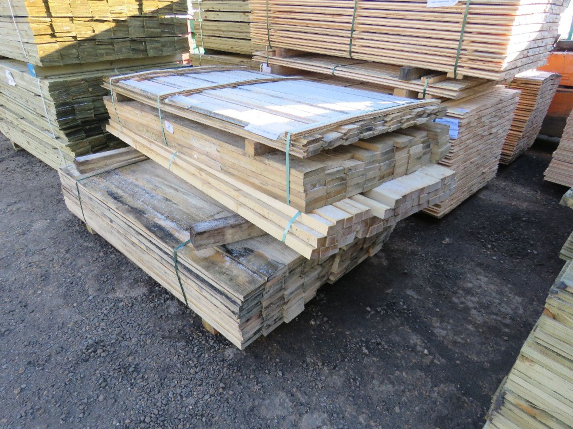 PALLET OF ASSORTED UNTREATED FENCING BOARDS AND TIMBERS.