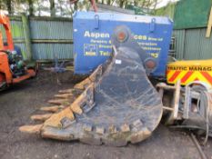 5FT WIDE ROCK DIGGING EXCAVATOR BUCKET. 90MM PINS. 41.5CM THROAT, 58CM CENTRES APPROX. LITTLE USED.