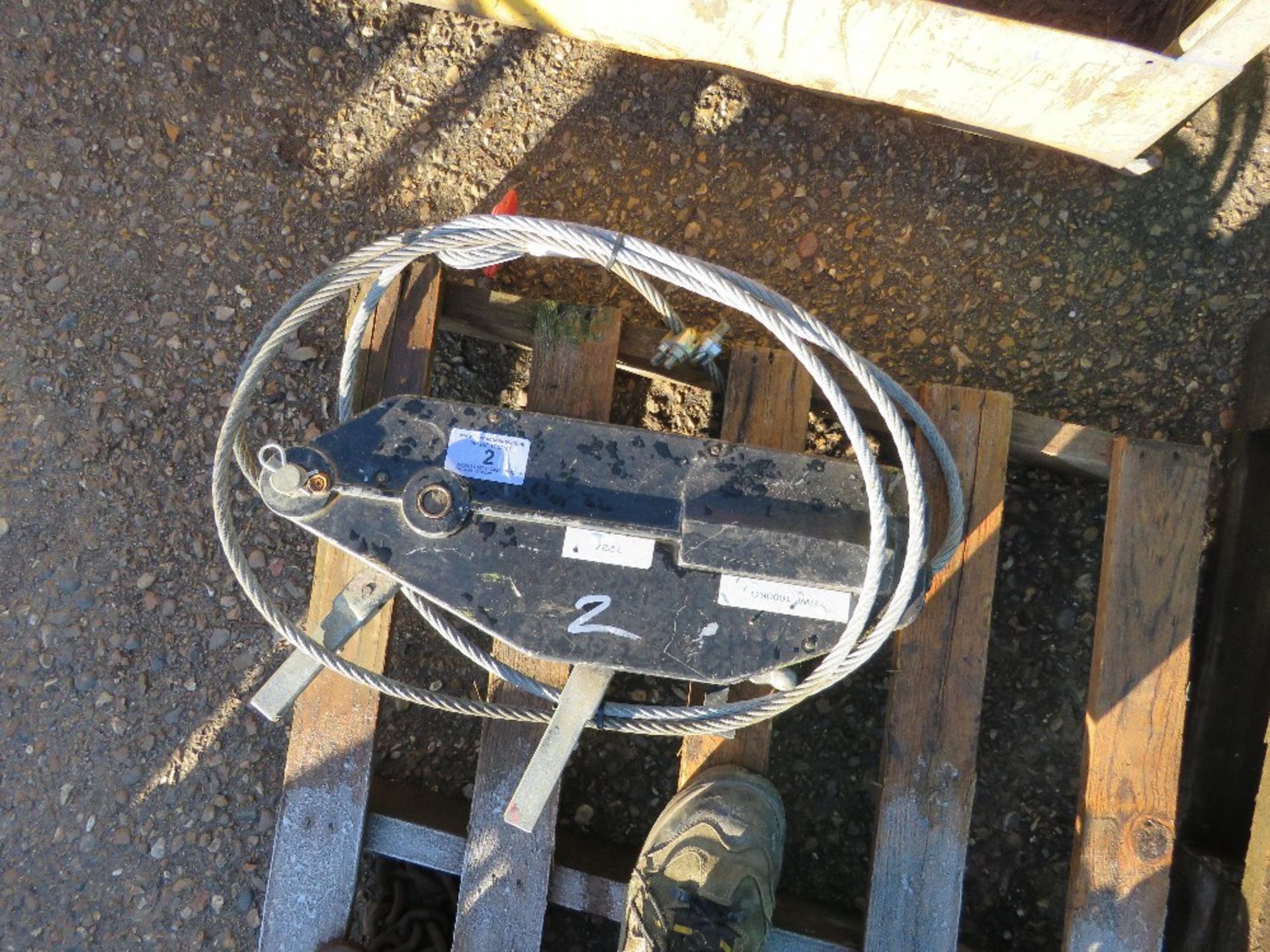 1600KG RATED CABLE PULLER/ RECOVERY WINCH.