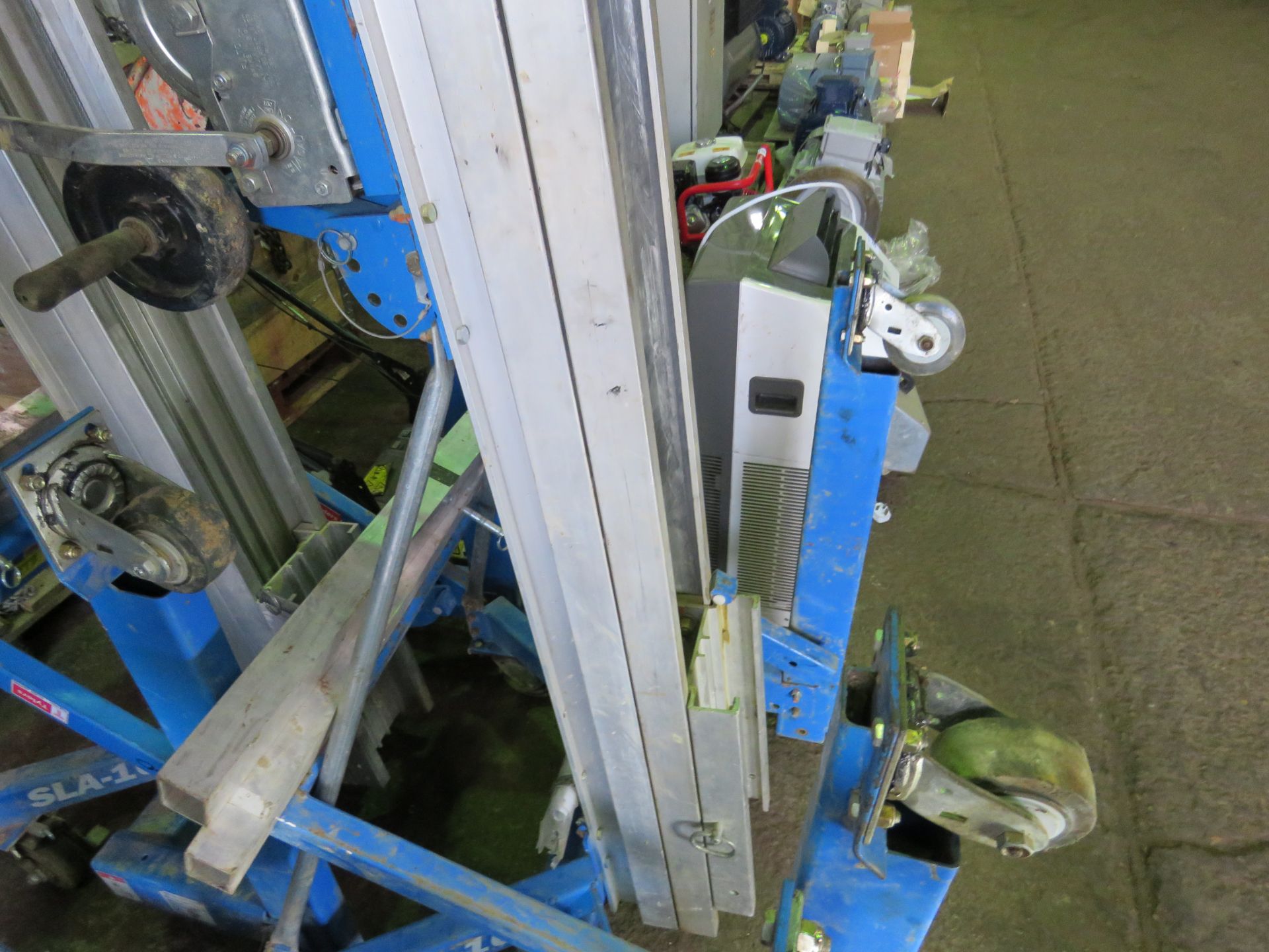 GENIE SLA10 MANUAL MATERIAL HOIST WITH FORKS AND EXTENSIONS YEAR 2020 APPROX BUILD. DIRECT FROM LOCA - Image 3 of 6