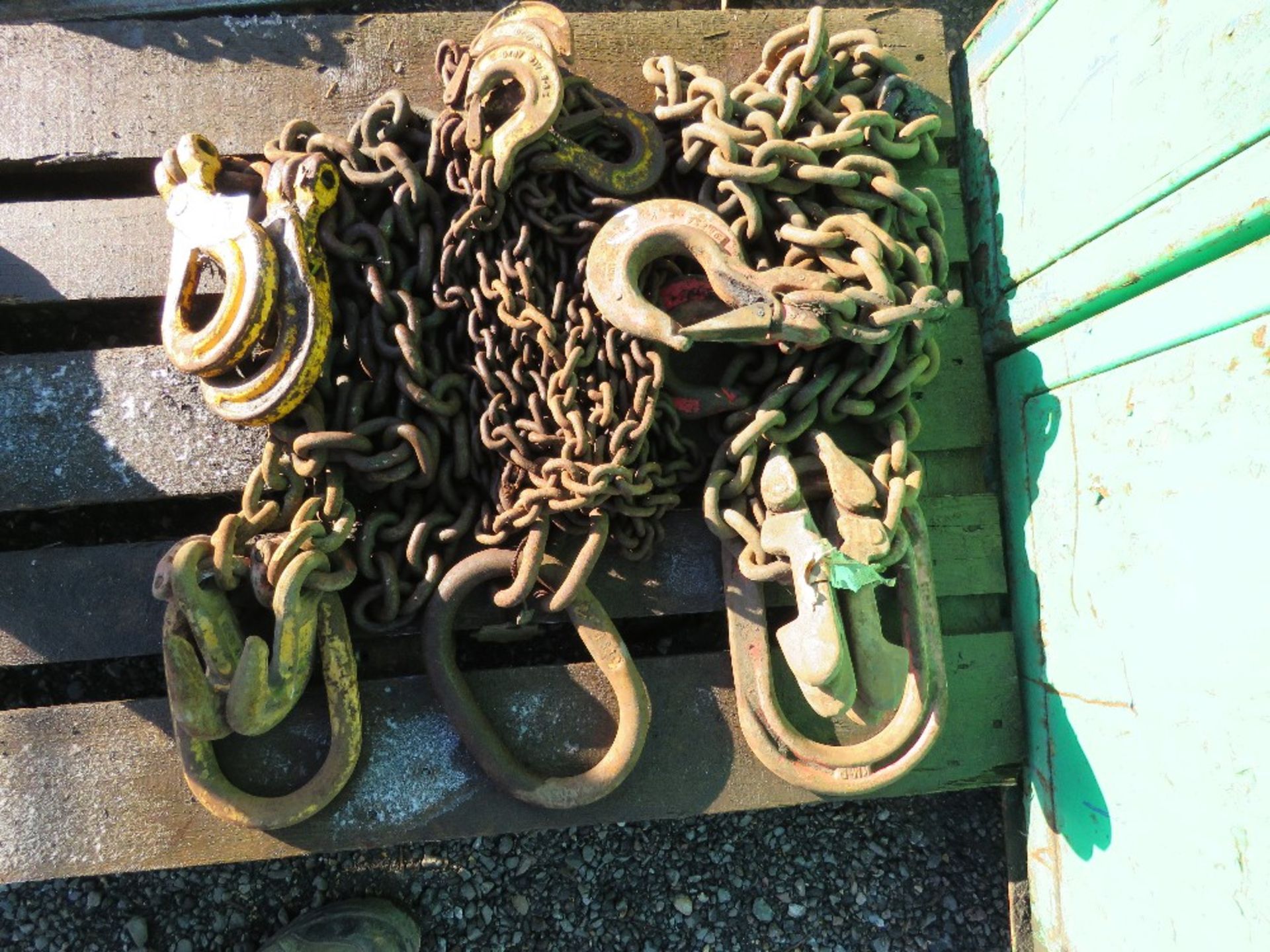PALLET CONTAINING 3 X ASSORTED LIFTING CHAINS, UNTESTED.