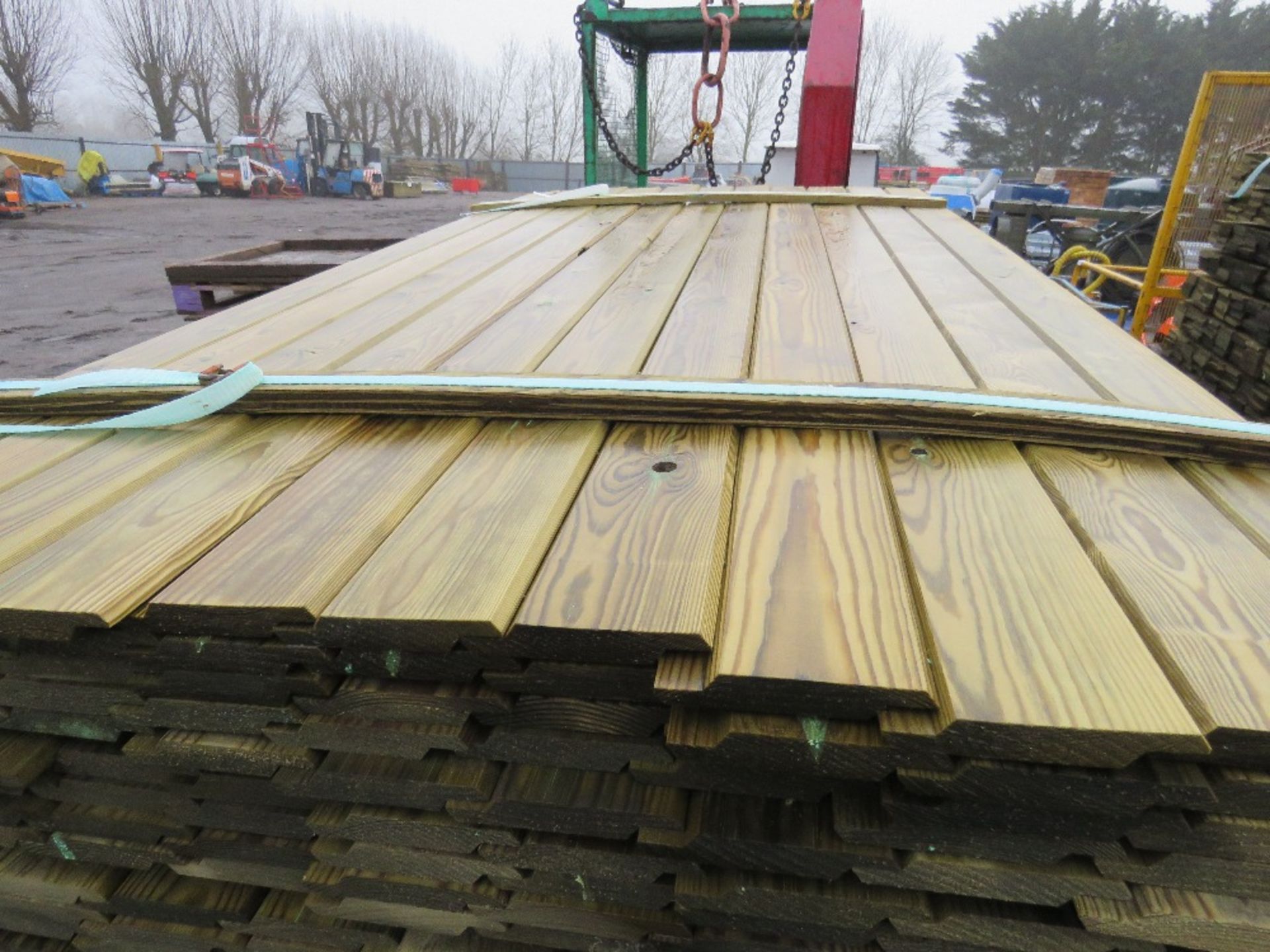 LARGE PACK OF TREATED SHIPLAP FENCE CLADDING TIMBERS. 1.73M X 10CM WIDTH APPROX. - Image 5 of 5