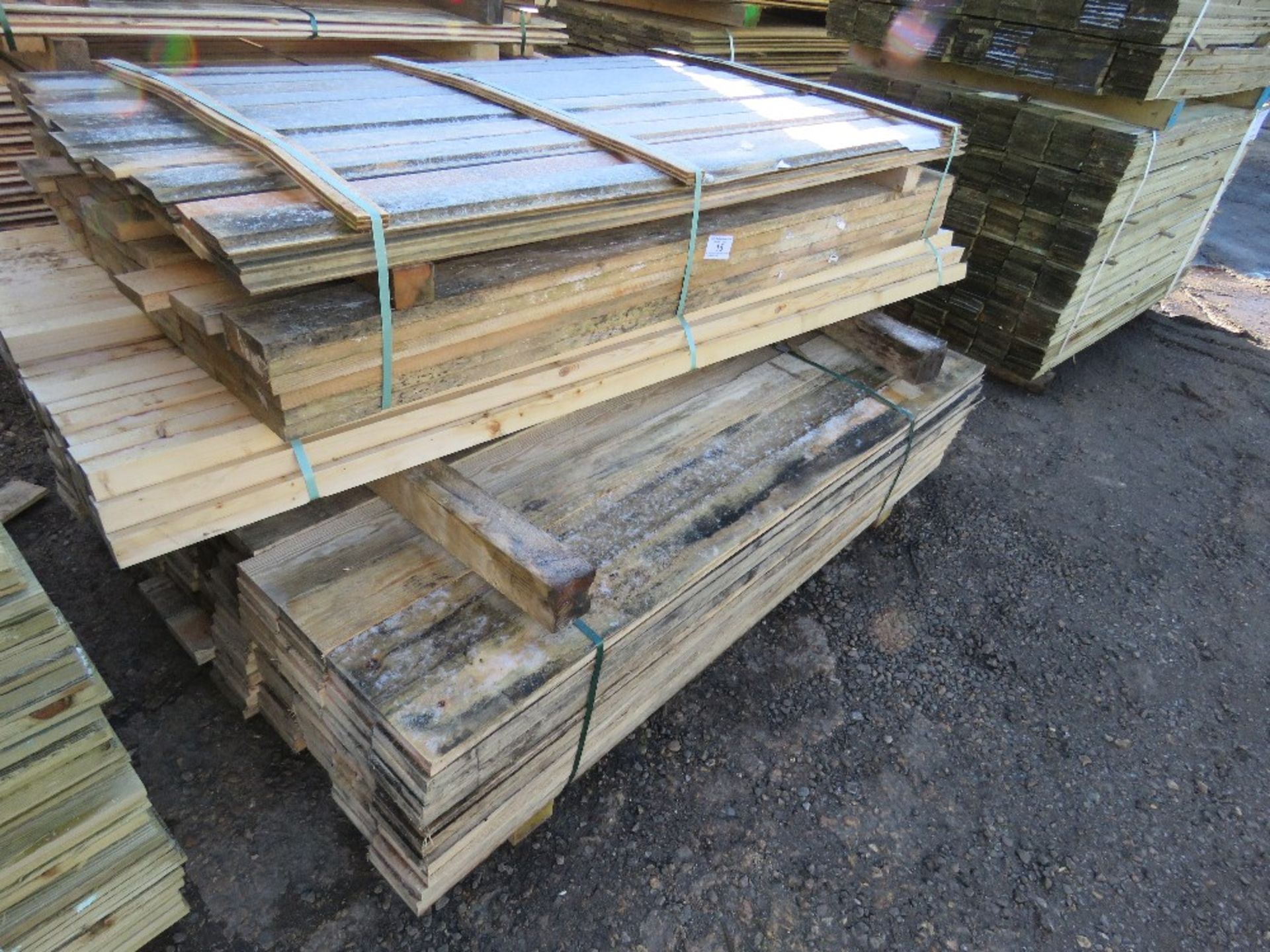 PALLET OF ASSORTED UNTREATED FENCING BOARDS AND TIMBERS. - Image 2 of 5