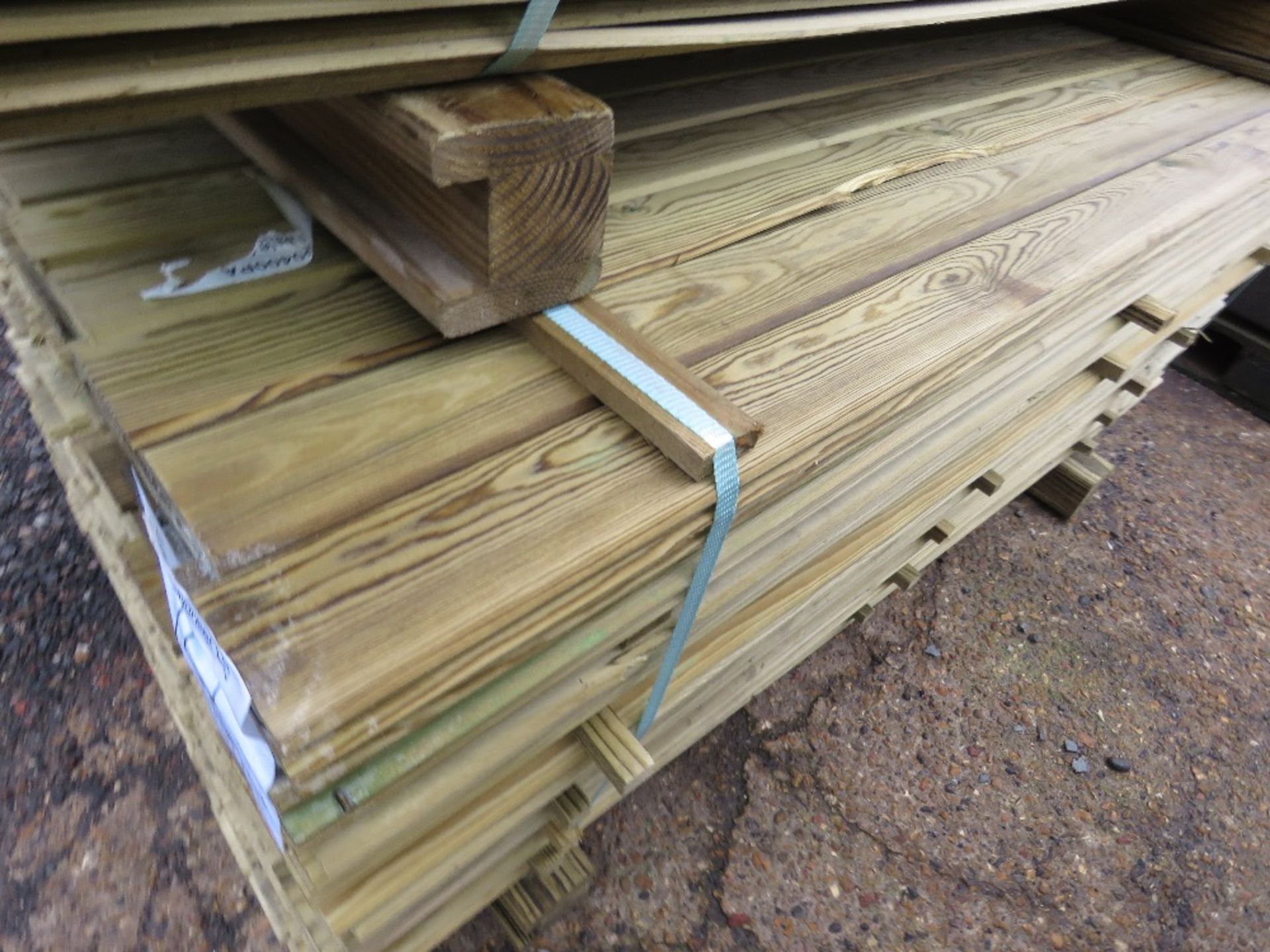 LARGE PACK OF TREATED SHIPLAP FENCE CLADDING TIMBERS. 1.73M X 10CM WIDTH APPROX. - Image 4 of 4