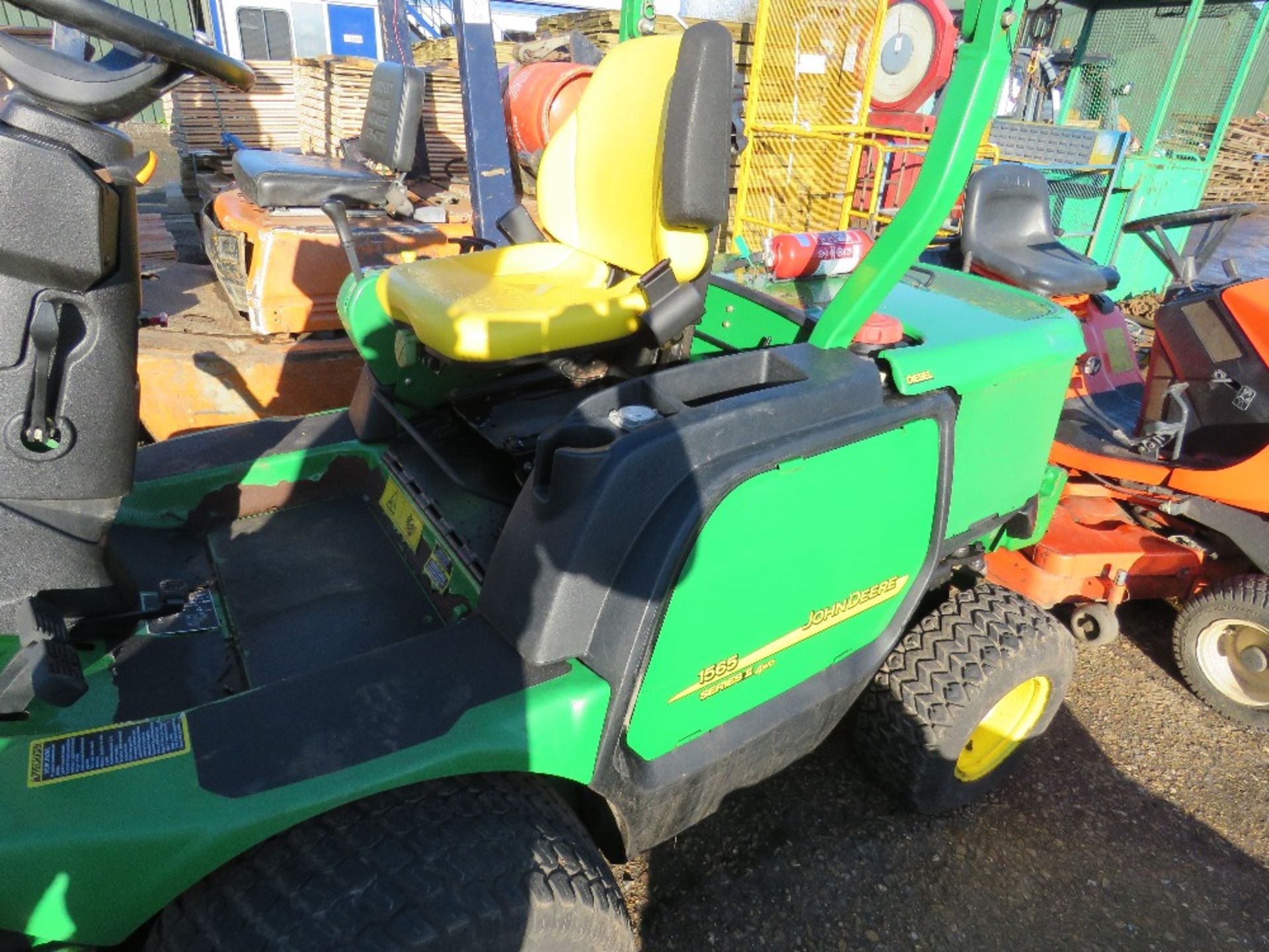 JOHN DEERE 1565 SERIES 2 OUT FRONT 4WD ROTARY MOWER, YEAR 2008 BUILD. 7 IRON V FLEX DECK FITTED - Image 3 of 7
