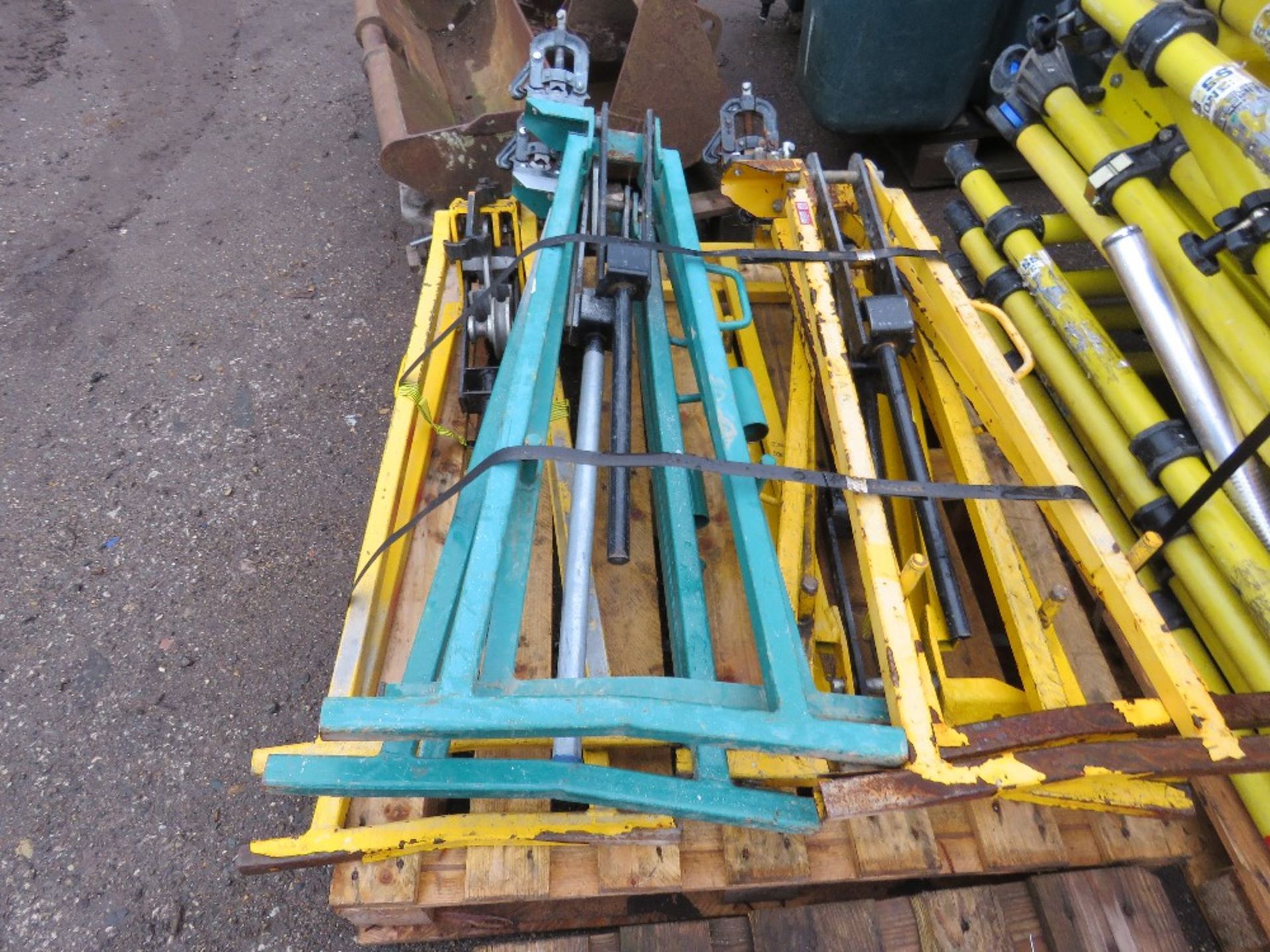 PALLET CONTAINING 5 X MANUAL PIPE BENDERS WITH VICES. - Image 2 of 2