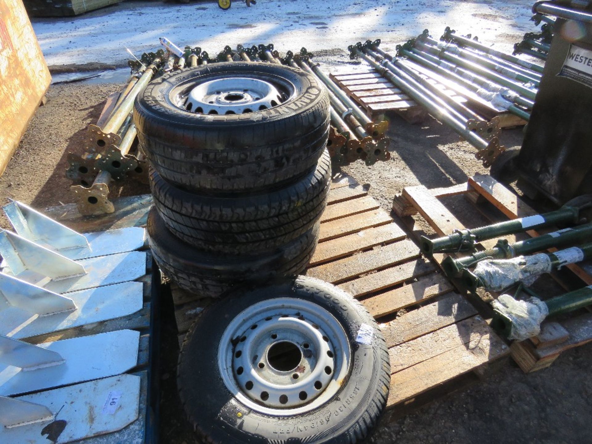 3 X TRANSIT WHEELS AND TYRES PLUS A TRAILER WHEEL AND TYRE. DIRECT FROM LOCAL COMPANY DUE TO CLOSURE - Bild 2 aus 2