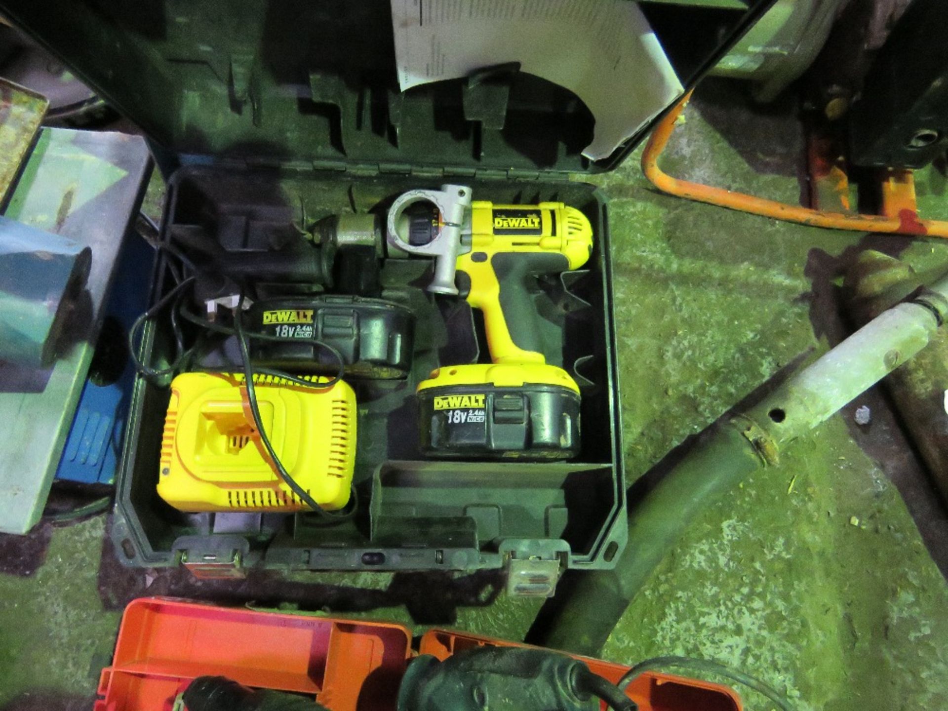 DEWALT BATTERY DRILL PLUS 2 X MAKITA BATTERY DRILLS.