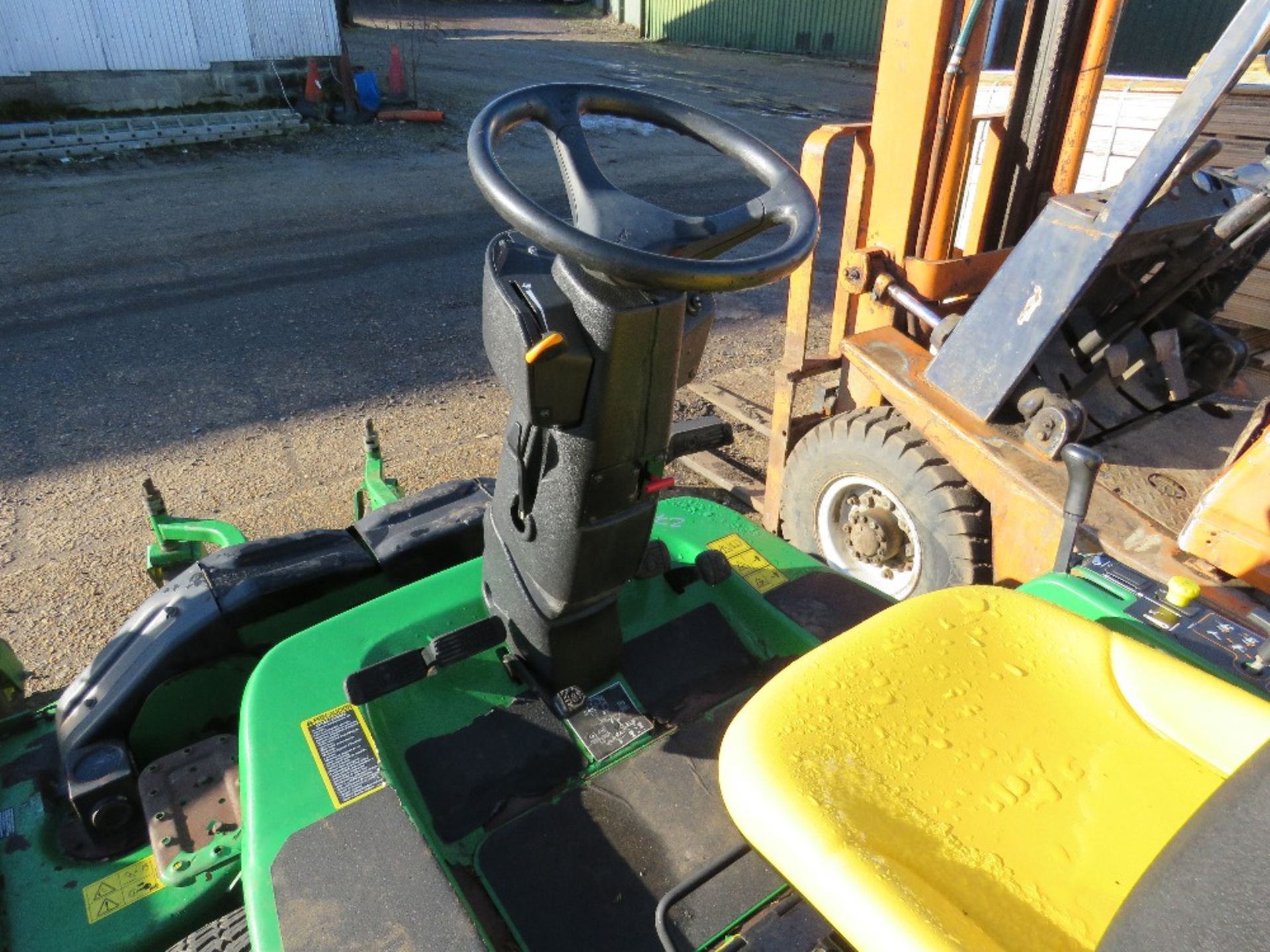 JOHN DEERE 1565 SERIES 2 OUT FRONT 4WD ROTARY MOWER, YEAR 2008 BUILD. 7 IRON V FLEX DECK FITTED - Image 5 of 7