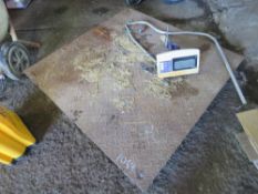 SET OF ELECTRONIC WEIGH SCALES, USED UNTIL LAST YEAR, SURPLUS TO REQUIREMENTS.