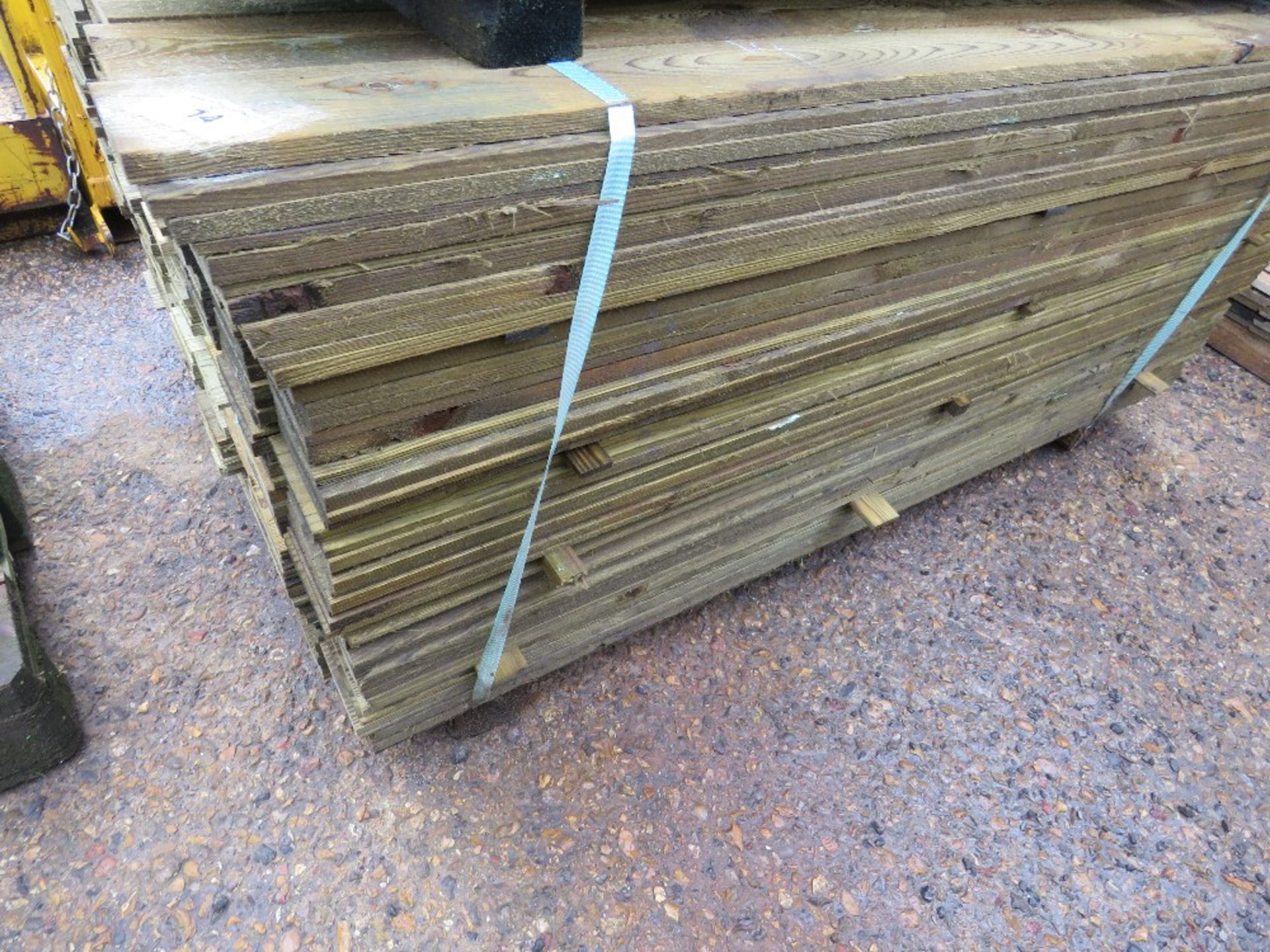 LARGE PACK OF TREATED FEATHER EDGE FENCE CLADDING TIMBERS. 1.5M X 10CM WIDTH APPROX. - Image 3 of 5
