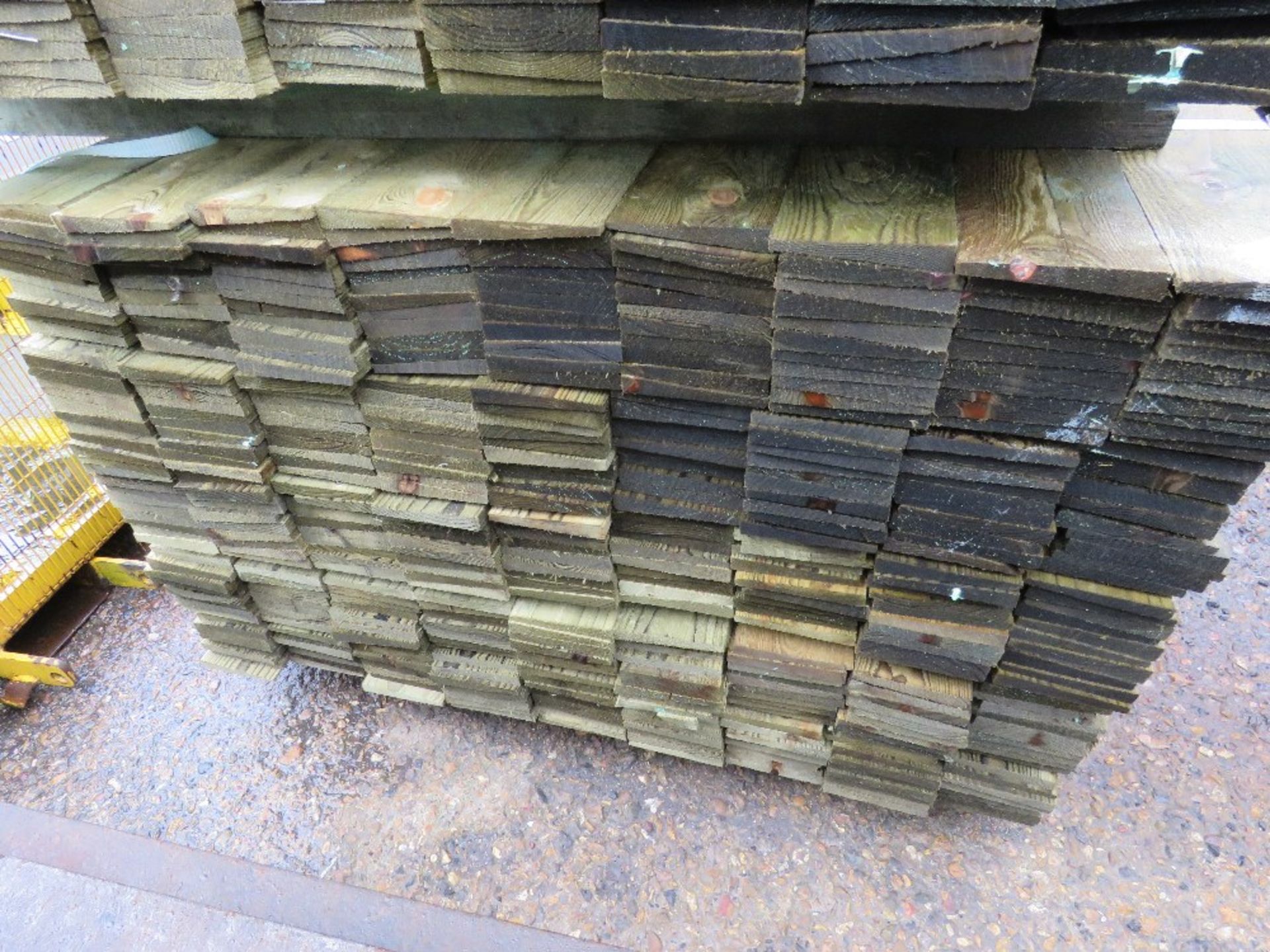 LARGE PACK OF TREATED FEATHER EDGE FENCE CLADDING TIMBERS. 1.5M X 10CM WIDTH APPROX. - Image 5 of 5