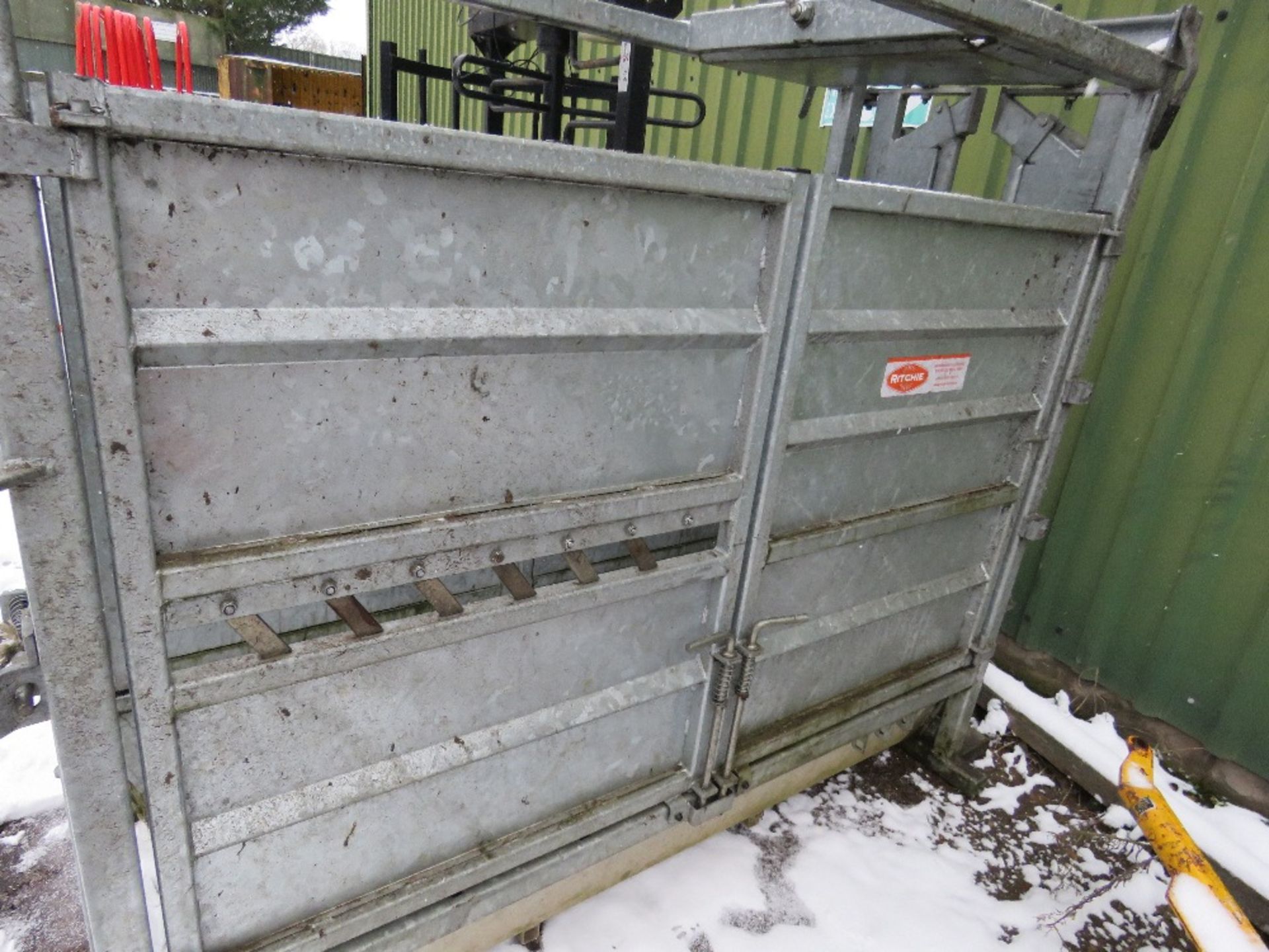 RICHIE CONTINENTAL CATTLE CRUSH WITH AUTO YOLK AND SIDE ACCESS. CHEQUER PLATE FLOOR. DIRECT FROM LOC - Image 4 of 10