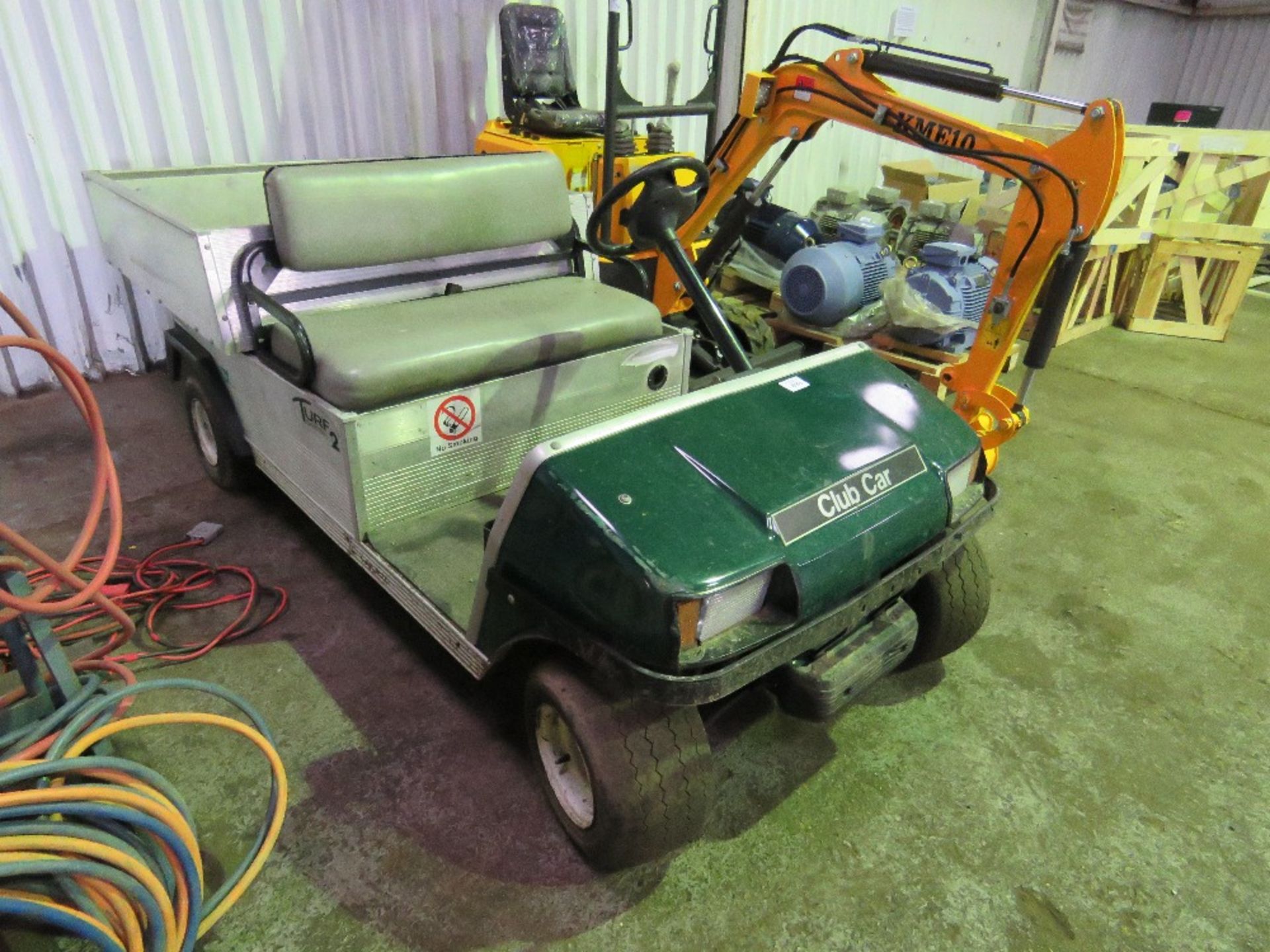 CLUBCAR BATTERY POWERED BUGGY WITH CHARGER. WHEN TESTED WAS SEEN TO RUN AND DRIVE.
