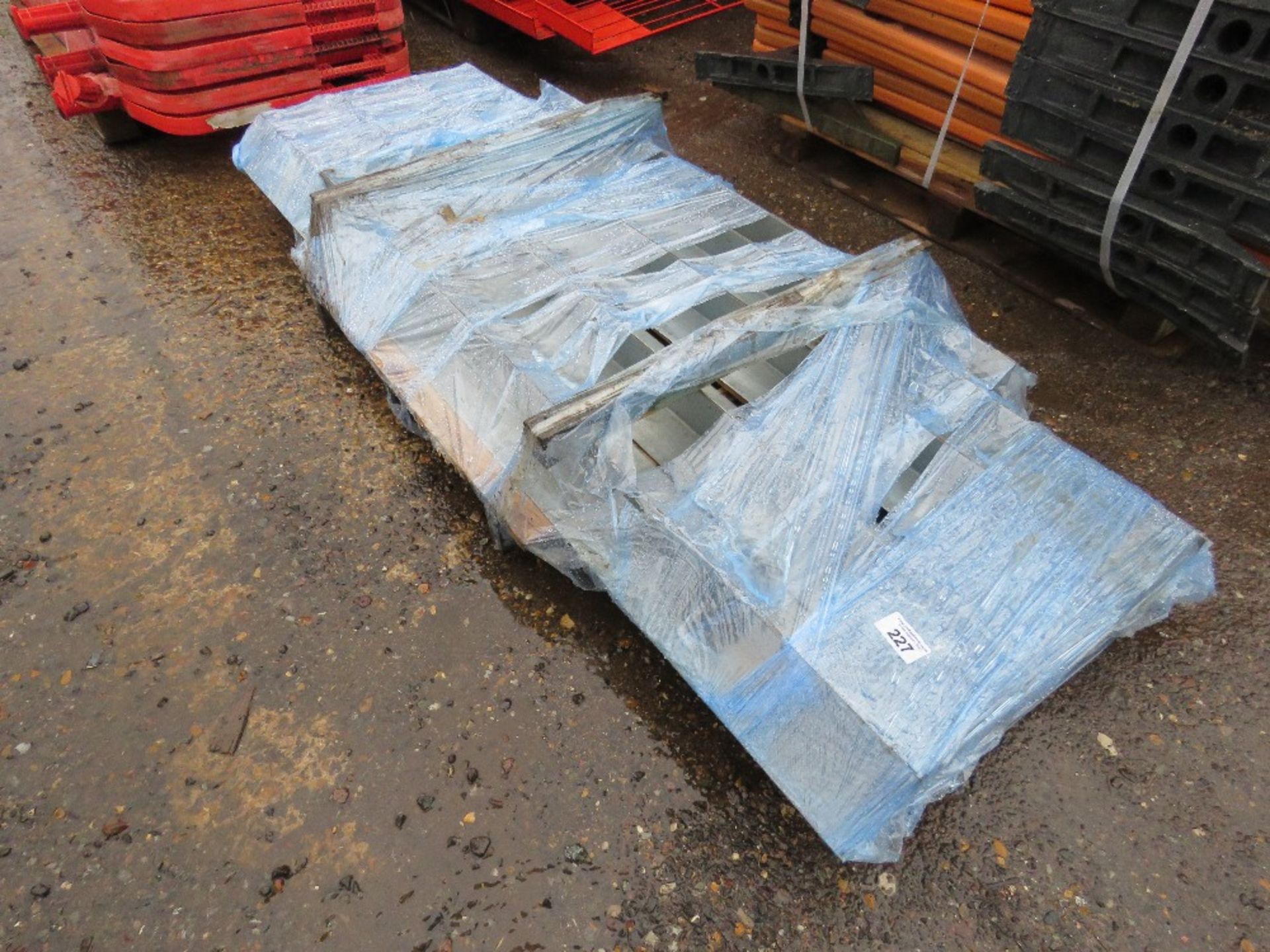 PALLET OF 5 X "T" SHAPED LINTELS 5-7FT LENGTH.