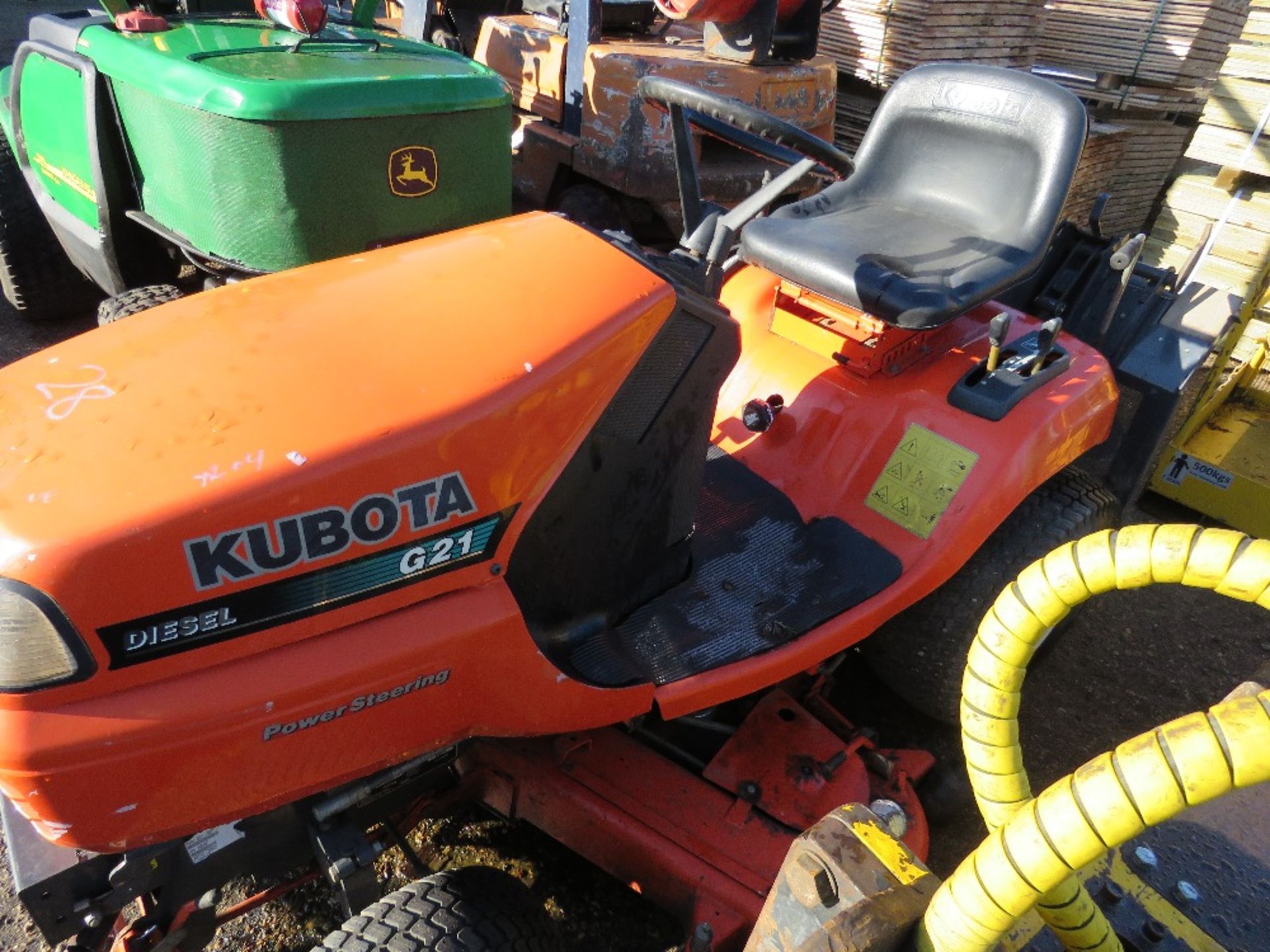KUBOTA G21 RIDE ON TRACTOR MOWER. YEAR 2004. 1240 REC HRS. SN:10519. WHEN TESTED WAS SEEN TO DRIVE, - Bild 2 aus 7