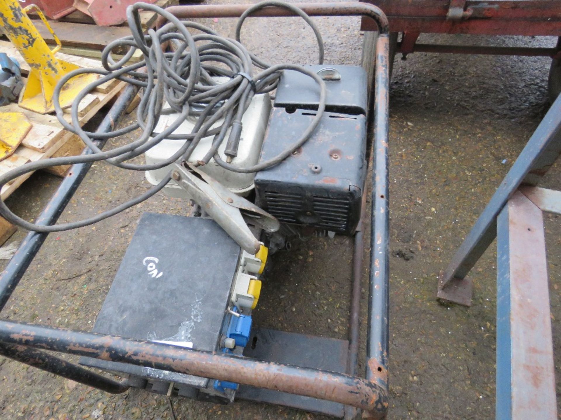 HONDA ENGINED WELDER UNIT WITH LEADS. WHEN TESTED WAS SEEN TO RUN, OUTPUT WAS NOT TESTED. - Image 2 of 2