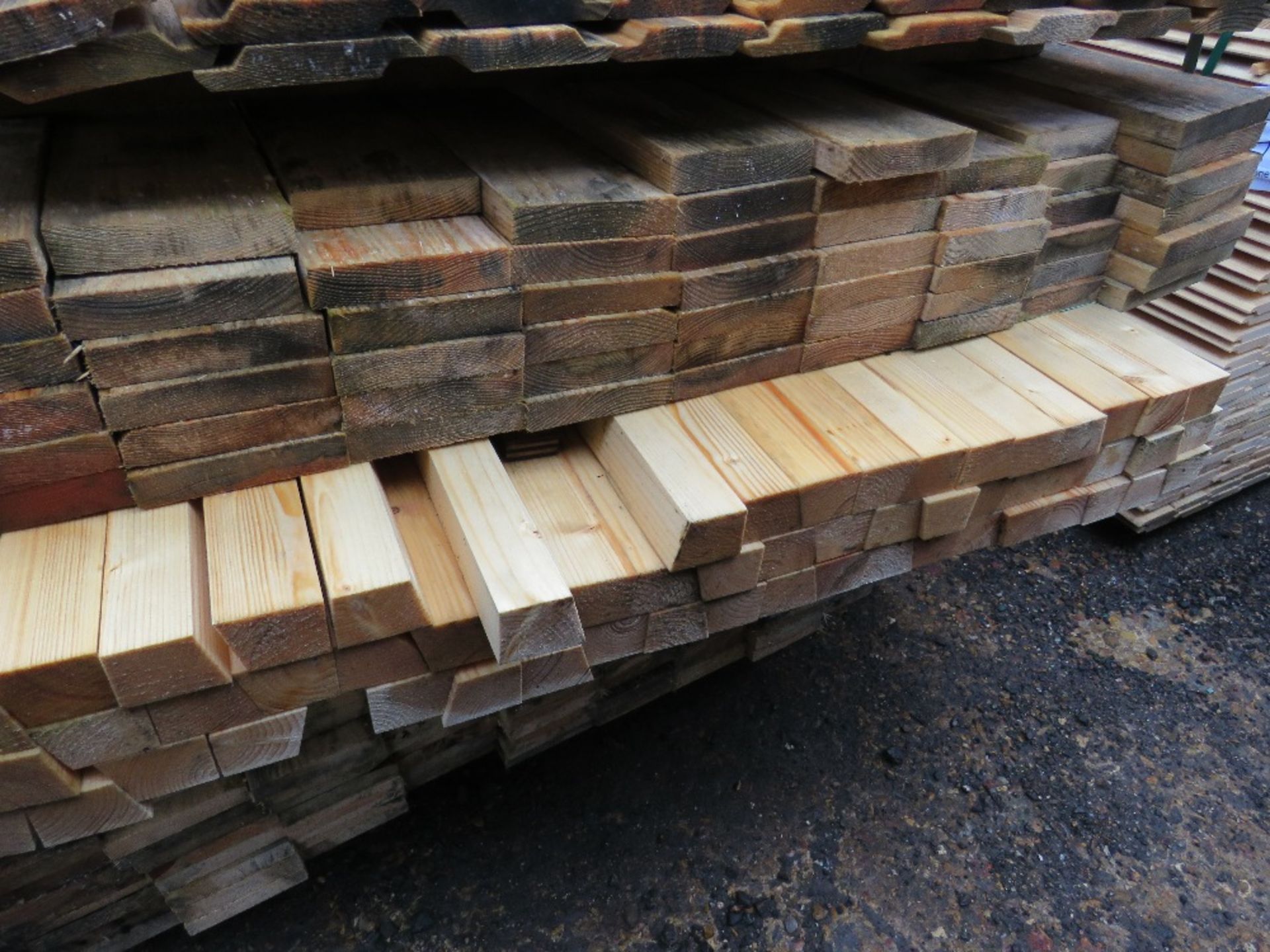 PALLET OF ASSORTED UNTREATED FENCING BOARDS AND TIMBERS. - Image 4 of 5