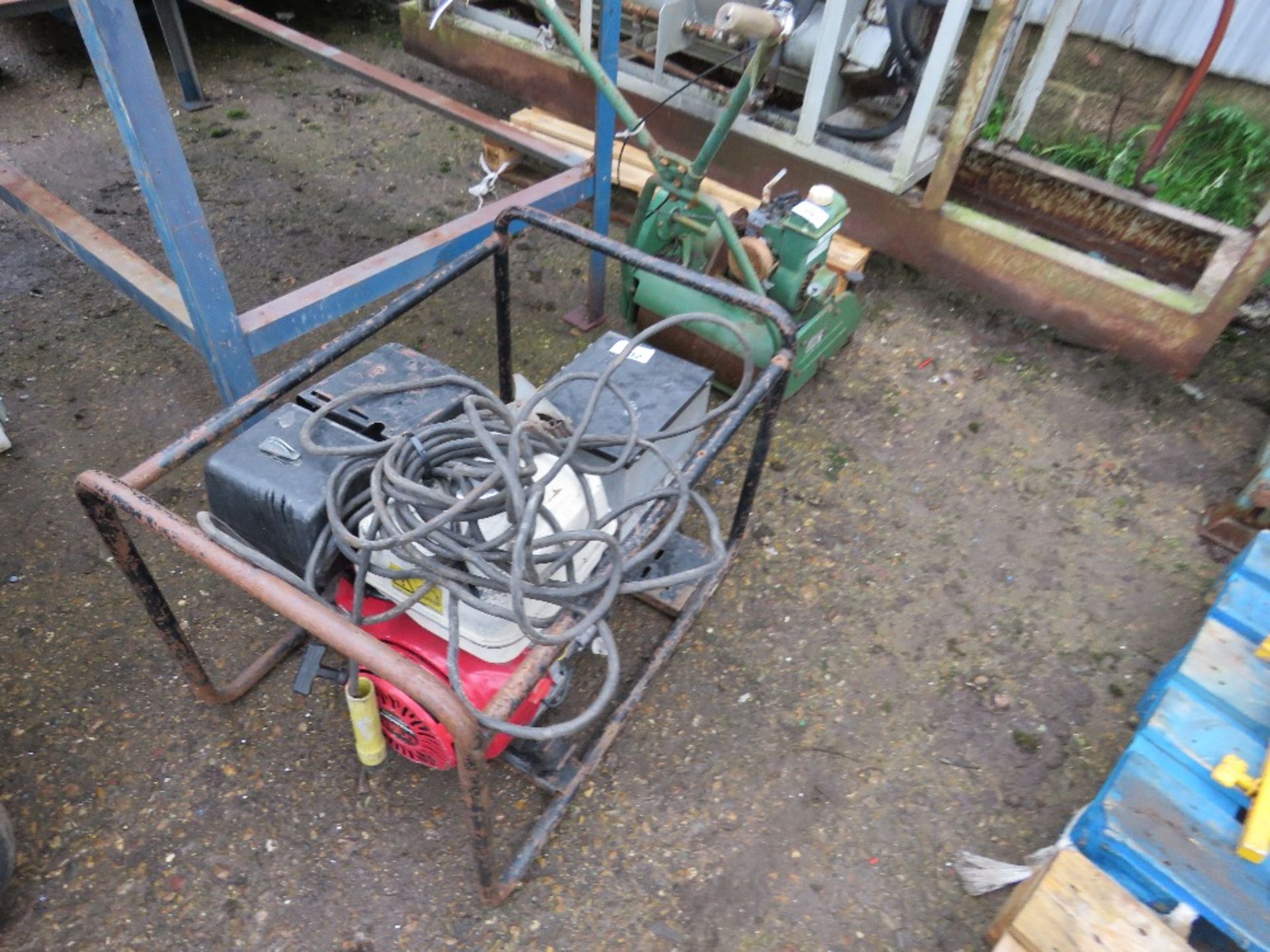 HONDA ENGINED WELDER UNIT WITH LEADS. WHEN TESTED WAS SEEN TO RUN, OUTPUT WAS NOT TESTED.