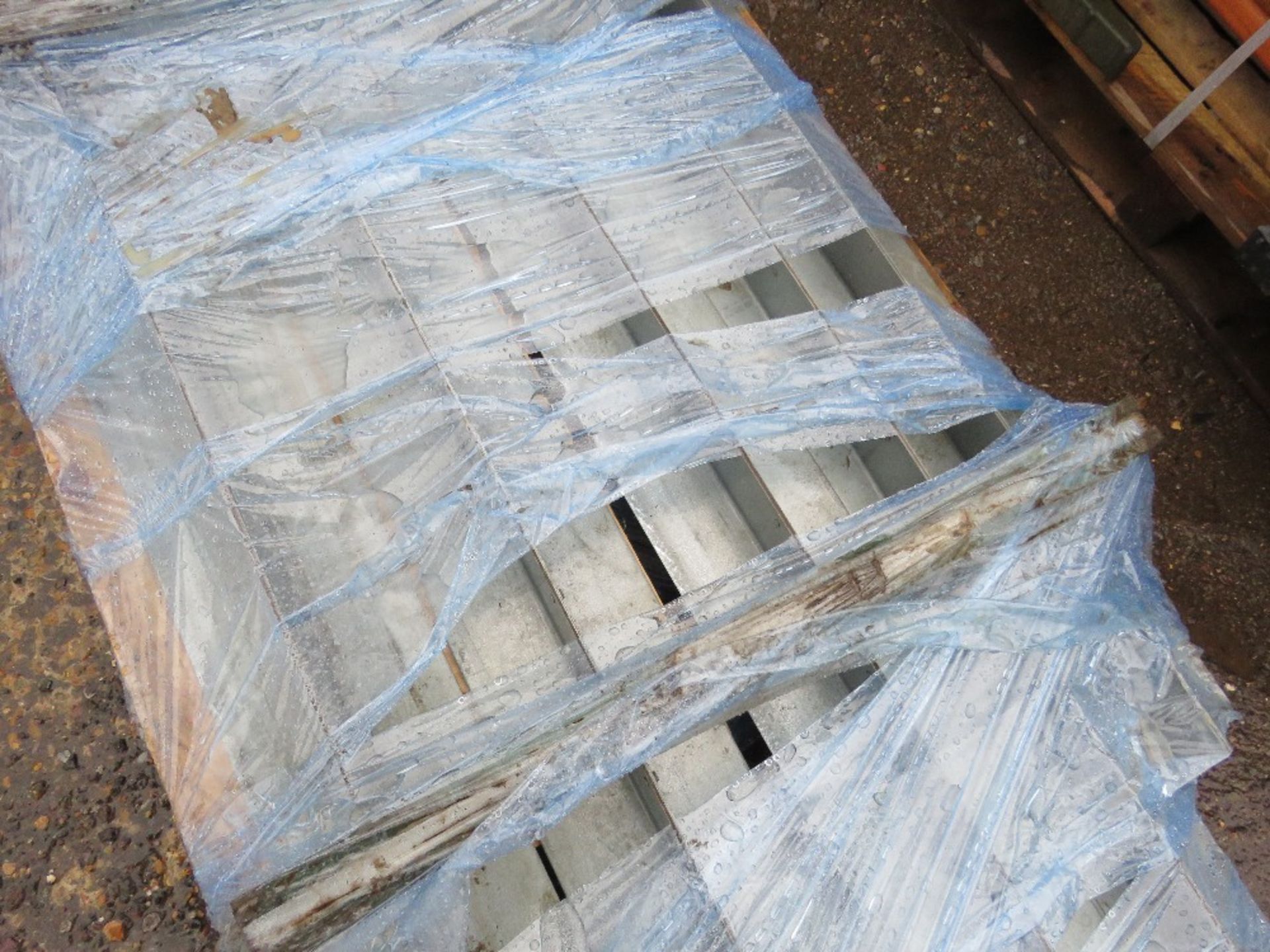 PALLET OF 5 X "T" SHAPED LINTELS 5-7FT LENGTH. - Image 3 of 3