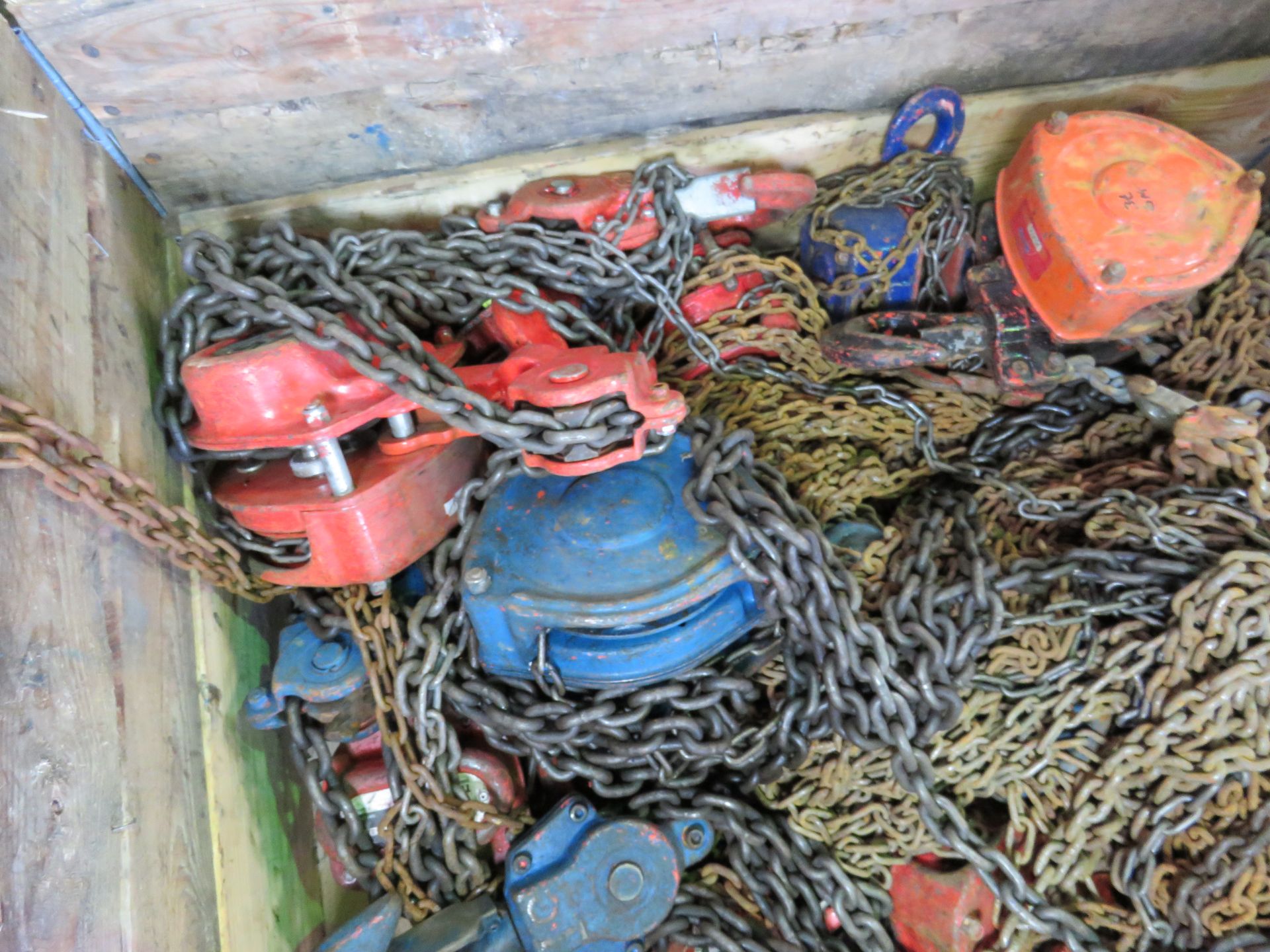 STILLAGE CONTAINING APPROXIMATELY 15 X MIXED SIZED CHAIN BLOCK AND TACKLES. - Image 2 of 4