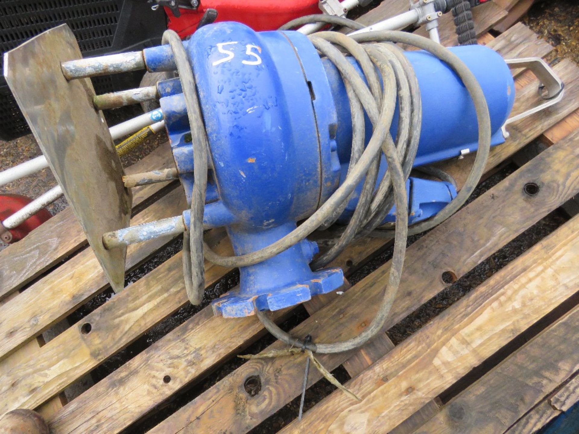 LARGE SIZED SUBMERSIBLE WATER PUMP. - Image 5 of 5