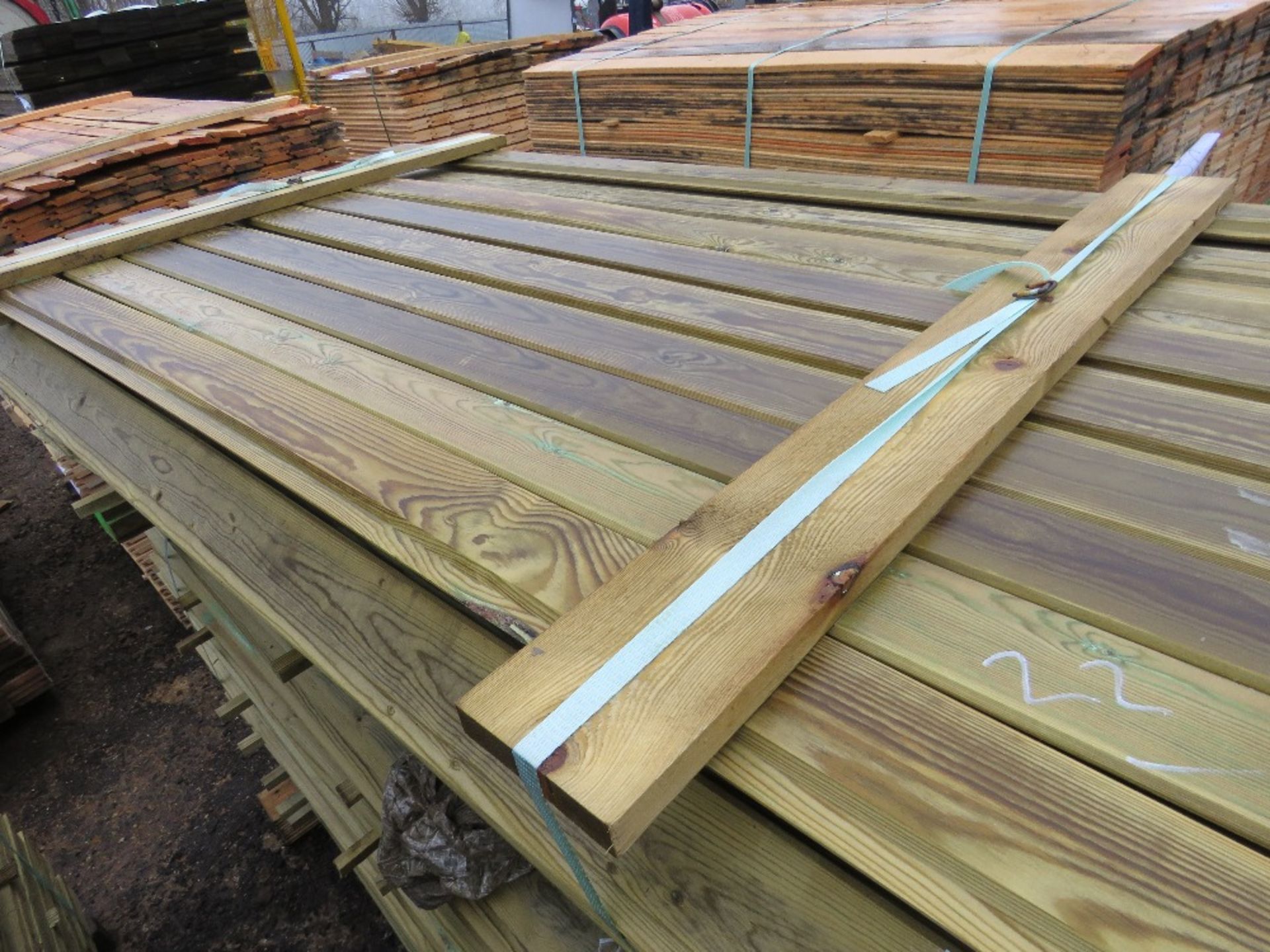 SMALL PACK OF SHIPLAP FENCE CLADDING BOARDS. 1.83M X 10CM APPROX. - Bild 4 aus 5