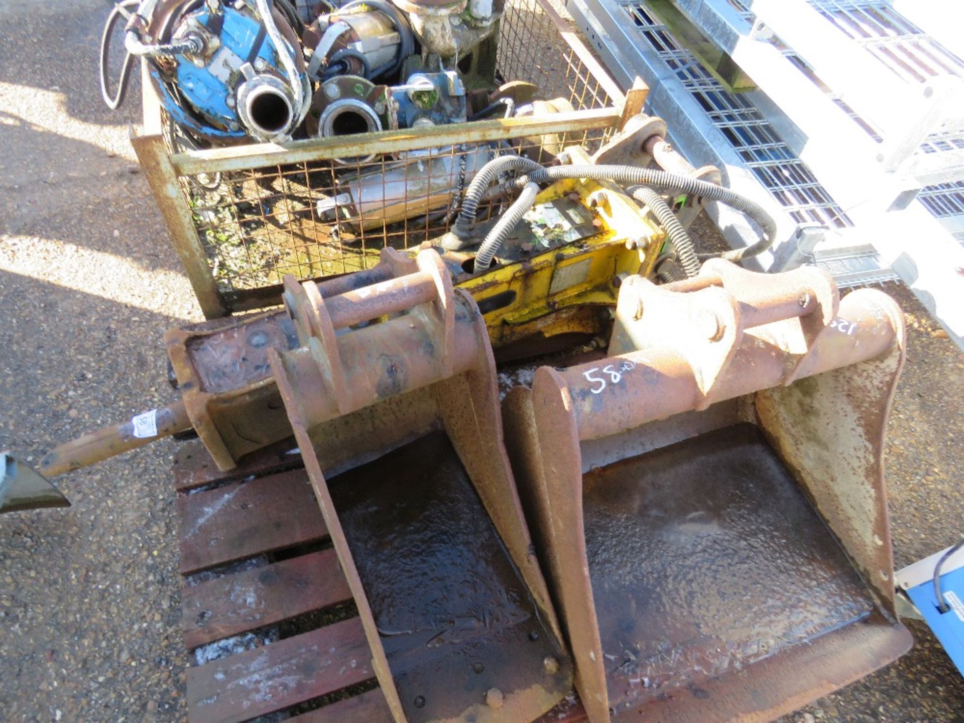 2 X BUCKETS AND OKTEC BREAKER TO SUIT EXCAVATOR ON 40MM PINS. DIRECT EX COMPANY DUE TO REORGANISATIO - Image 3 of 3
