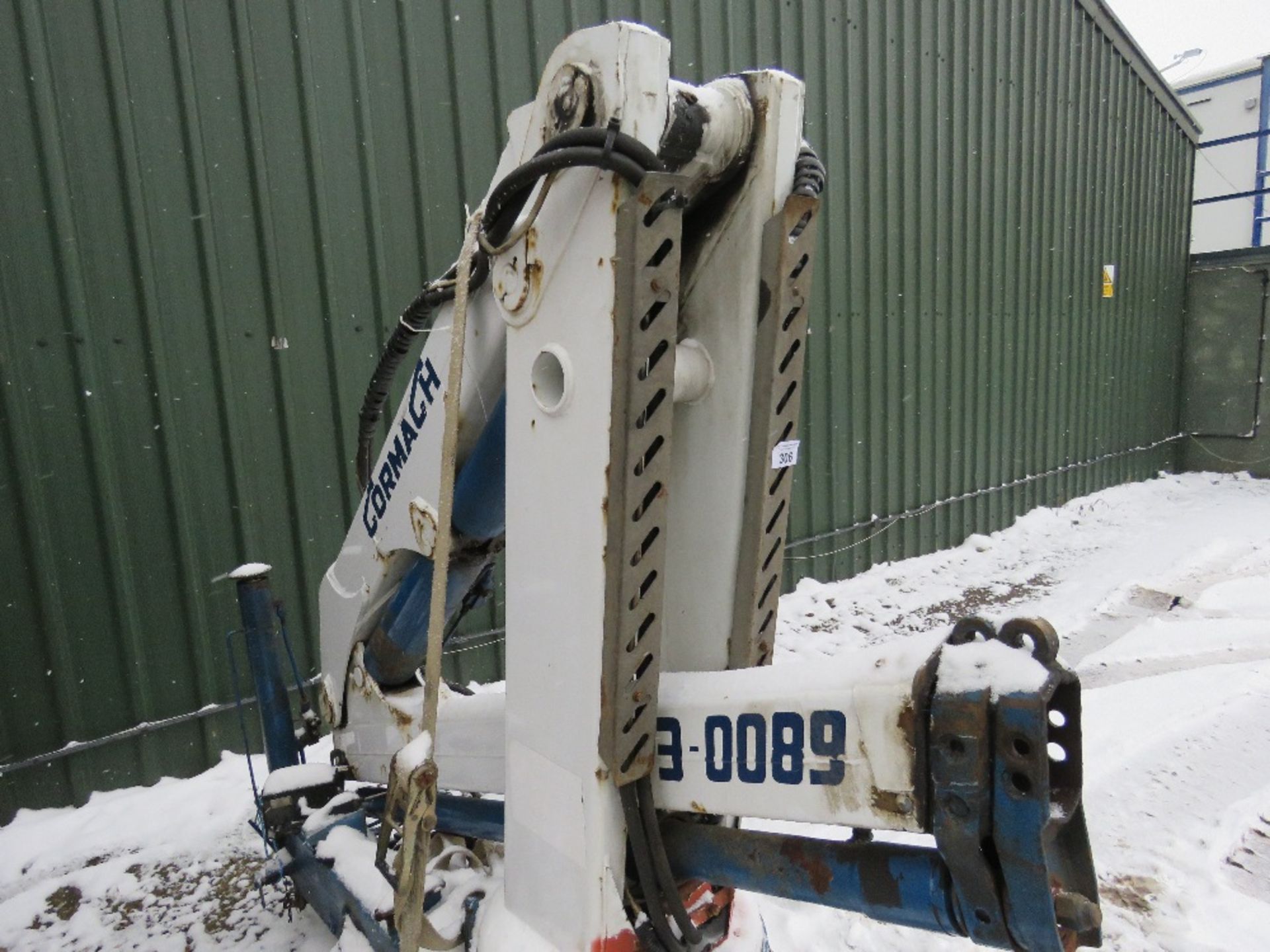 CORMACH 6800E2 23-0089 HYDRAULIC TRUCK MOUNTED CRANE, 560 REC HOURS APPROX. SN:501110. YEAR 2003. - Image 3 of 12