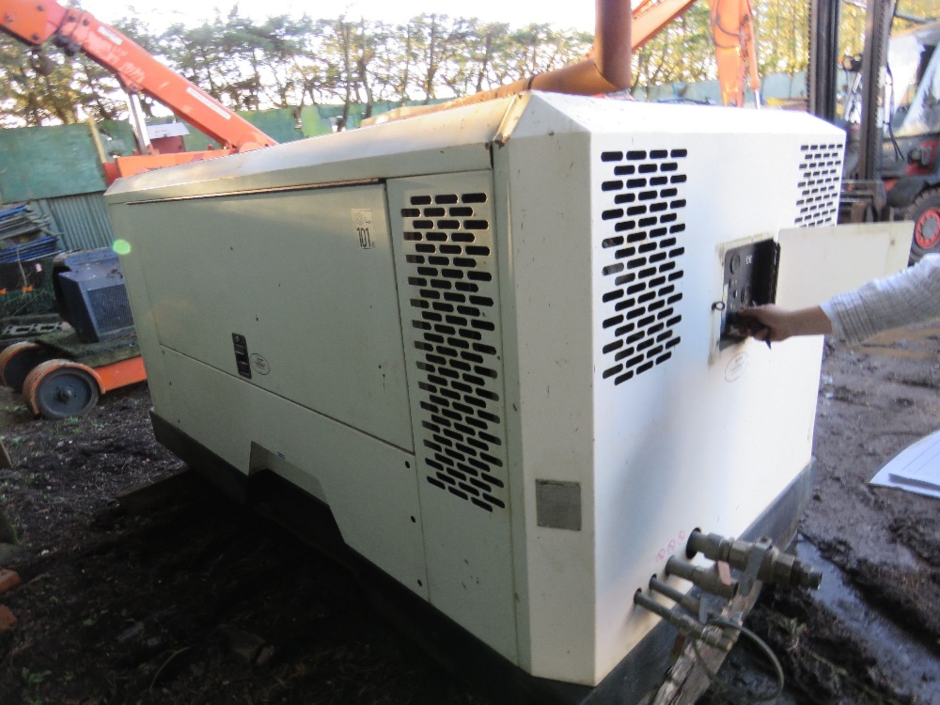 INGERSOLL RAND 8.6 BAR RATED COMPRESSOR. JOHN DEERE ENGINE. YEAR 2004. MODEL: R1300F7170. DIRECT FRO - Image 2 of 8