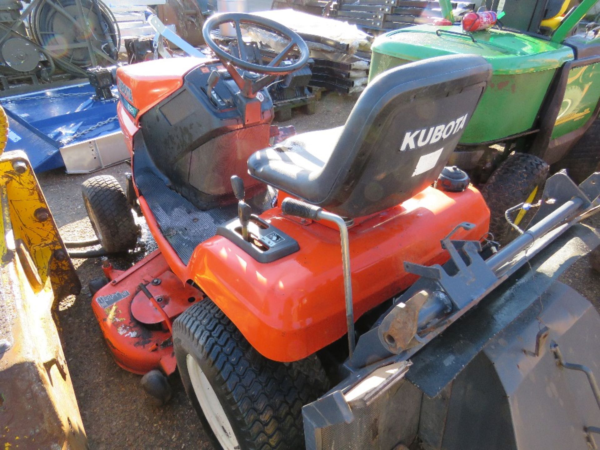 KUBOTA G21 RIDE ON TRACTOR MOWER. YEAR 2004. 1240 REC HRS. SN:10519. WHEN TESTED WAS SEEN TO DRIVE, - Bild 5 aus 7