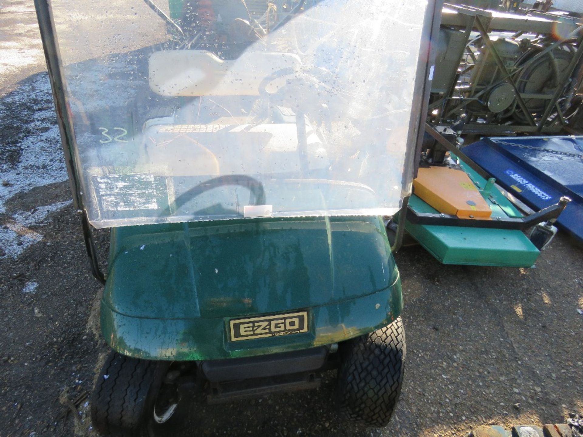 EZGO PETROL GOLF BUGGY. NO KEY PROVIDED SO UNTESTED. SOLD UNDER THE AUCTIONEER'S MARGIN SCHEME - Bild 2 aus 3