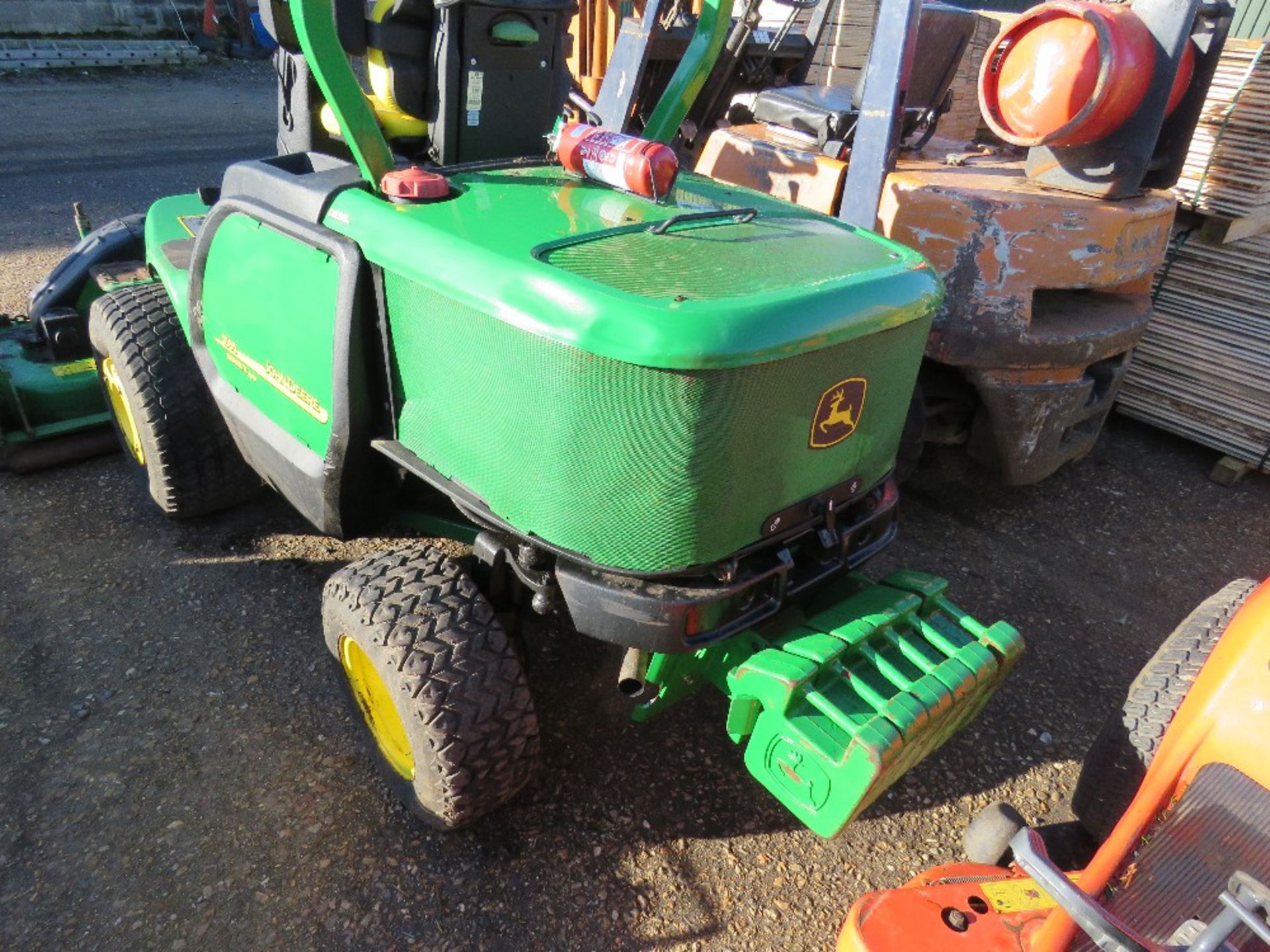 JOHN DEERE 1565 SERIES 2 OUT FRONT 4WD ROTARY MOWER, YEAR 2008 BUILD. 7 IRON V FLEX DECK FITTED - Image 4 of 7