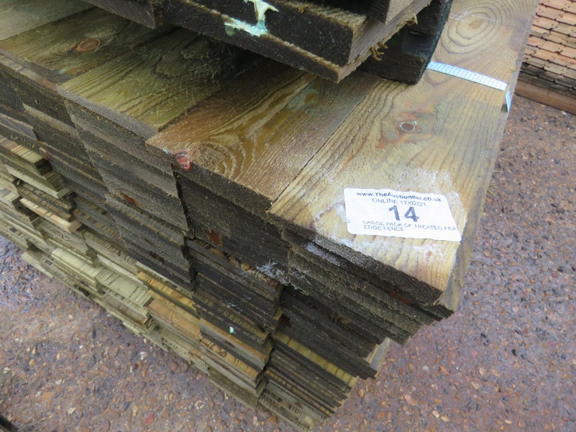 LARGE PACK OF TREATED FEATHER EDGE FENCE CLADDING TIMBERS. 1.5M X 10CM WIDTH APPROX. - Image 4 of 5